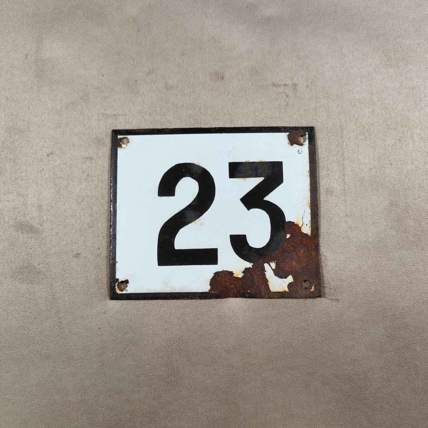 RARE Plaque de rue de ville Française Numéro 23 en tôle émaillée blanche Made in France Vintage 1950
