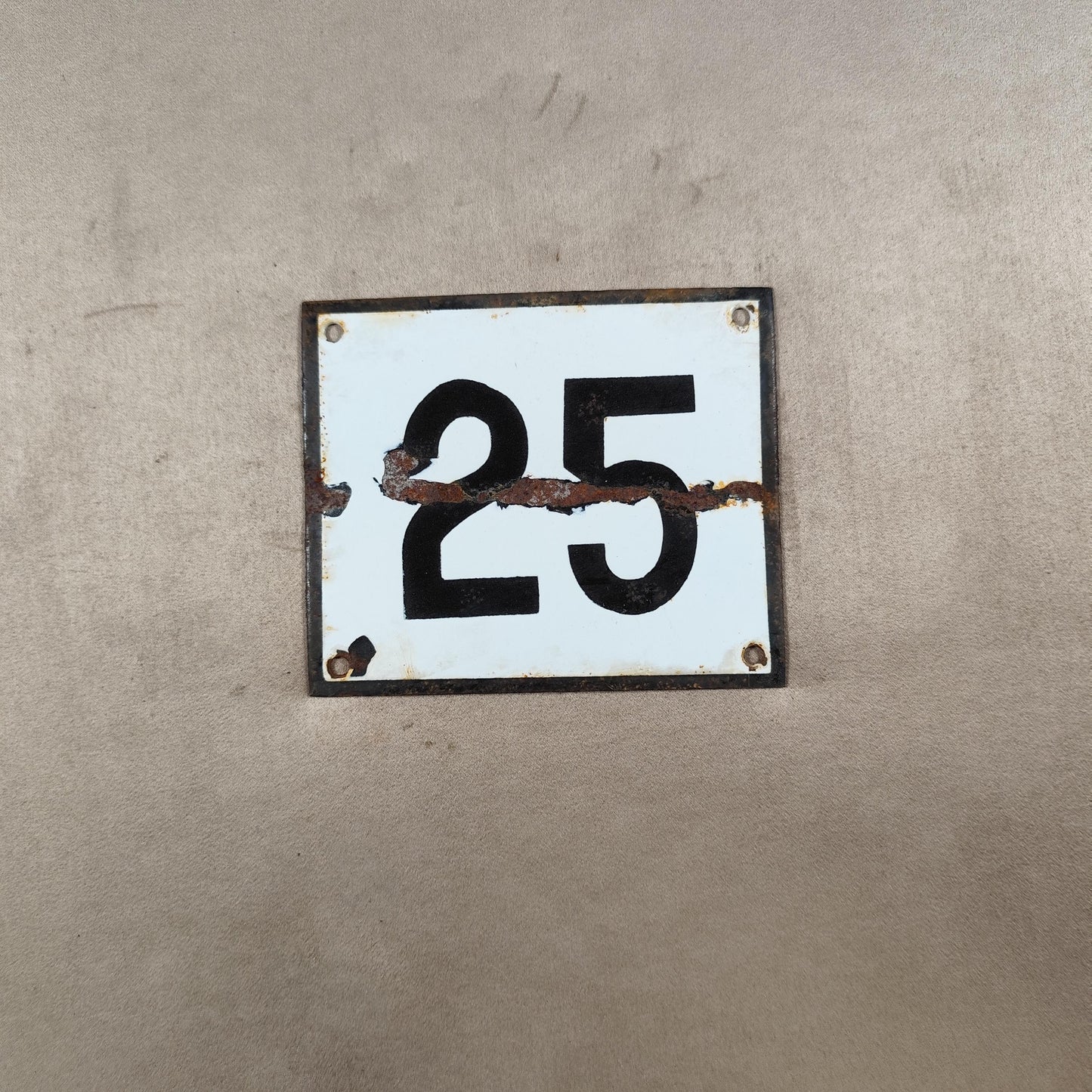 RARE Plaque de rue de ville Française Numéro 25 en tôle émaillée blanche Made in France Vintage 1950