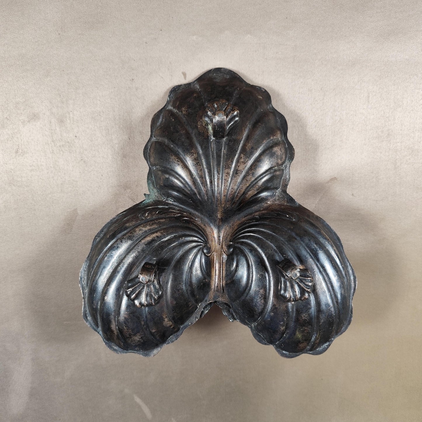 Plat apéritif en forme de coquillage en métal Made in France Vintage 1970