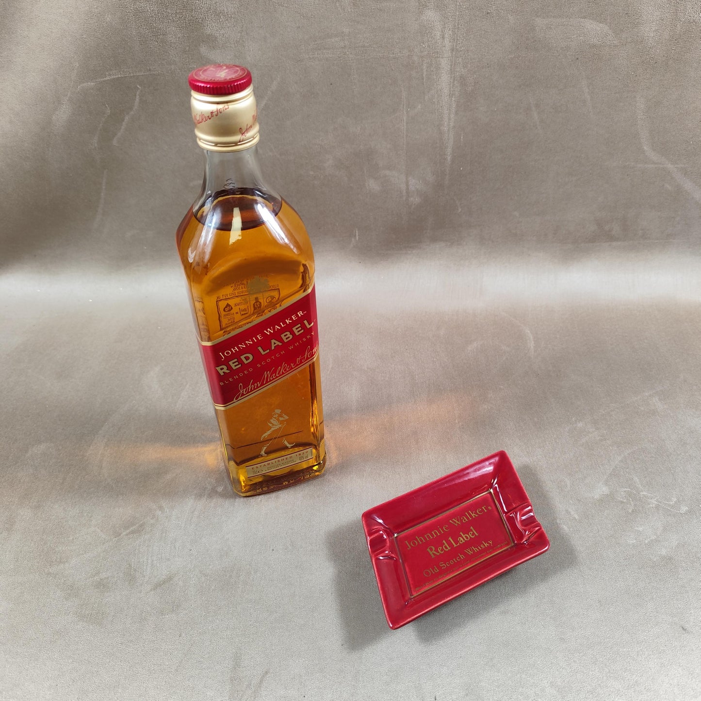 Cendrier Publicitaire Johnnie Walker Whisky en céramique rouge Made in France Vintage 1970