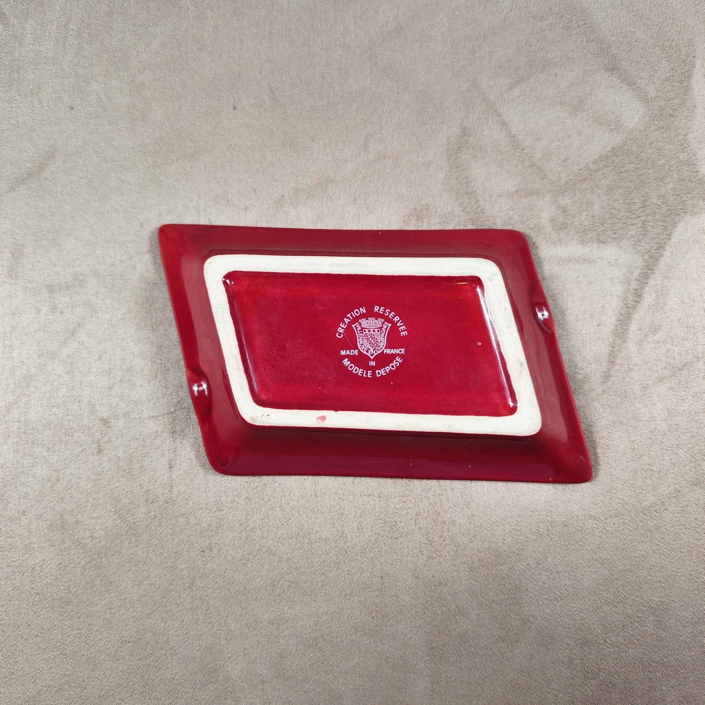 Cendrier Publicitaire Johnnie Walker Whisky en céramique rouge Made in France Vintage 1970