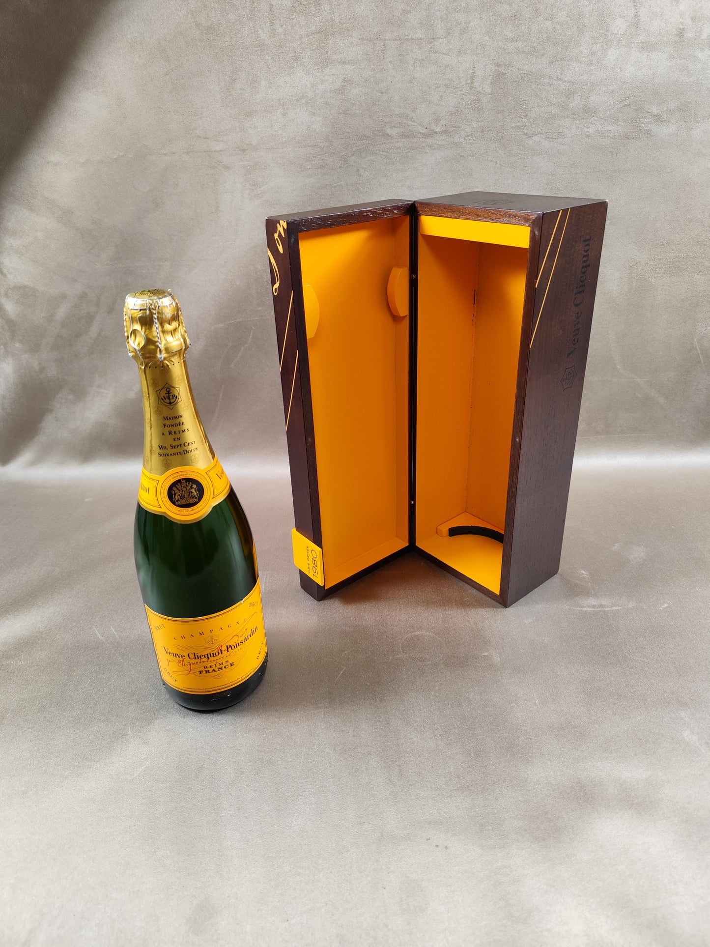 Caisse en bois pour Bouteille de Champagne Veuve Clicquot Ponsardin Made in France Vintage Cave privée 1980