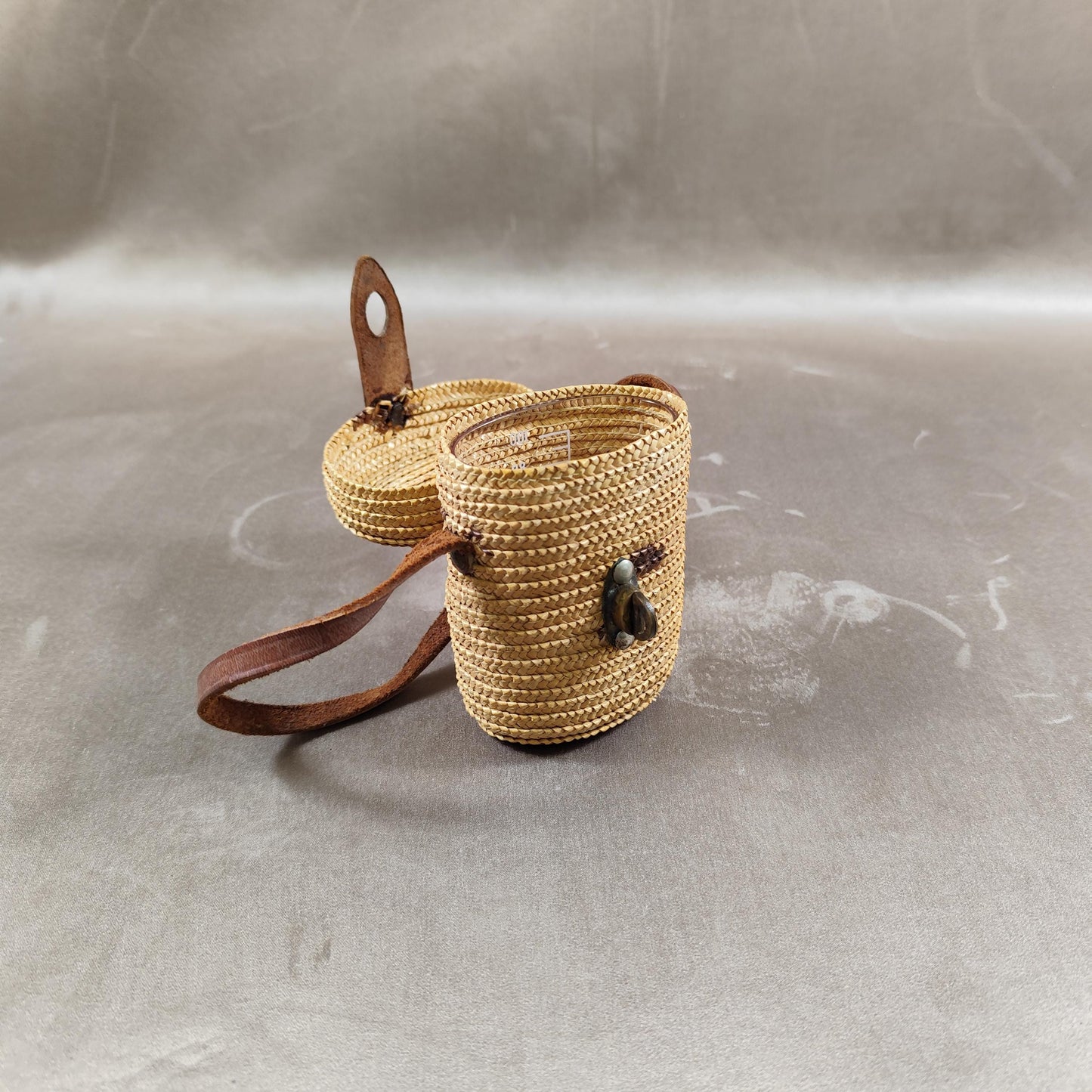 Verre à eau de curiste gravé VICHY avec graduations dans son étui en paille tressée avec lanière et fermoir en cuir Vintage 1950