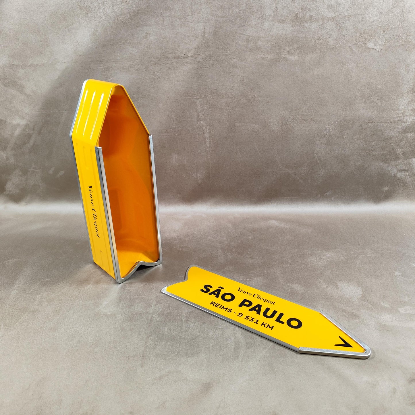 RARE Veuve Clicquot boite en métal orange panneau flèche SAO PAULO Made in France Vintage 1990