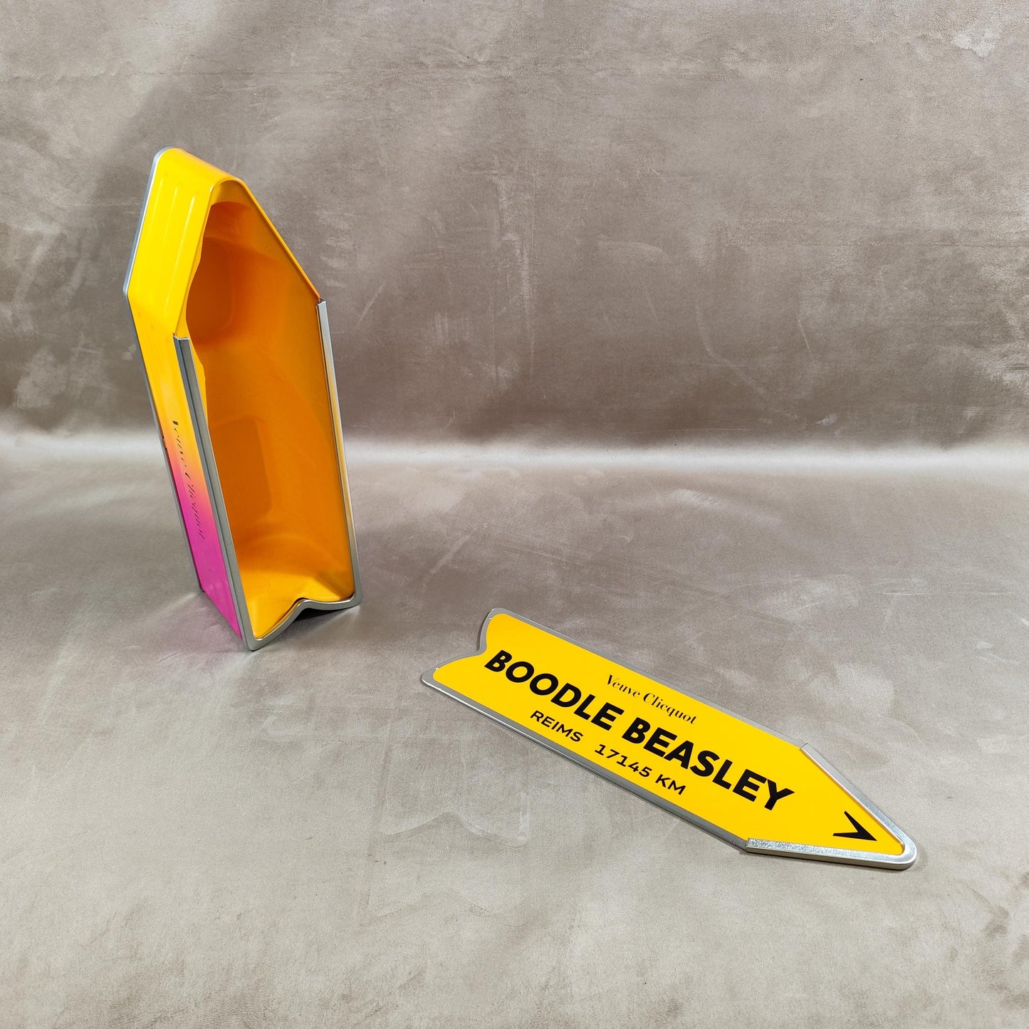 RARE Veuve Clicquot boite en métal "Follow Your Sun" panneau flèche BOODLE BEASLEY Made in France Vintage 1990