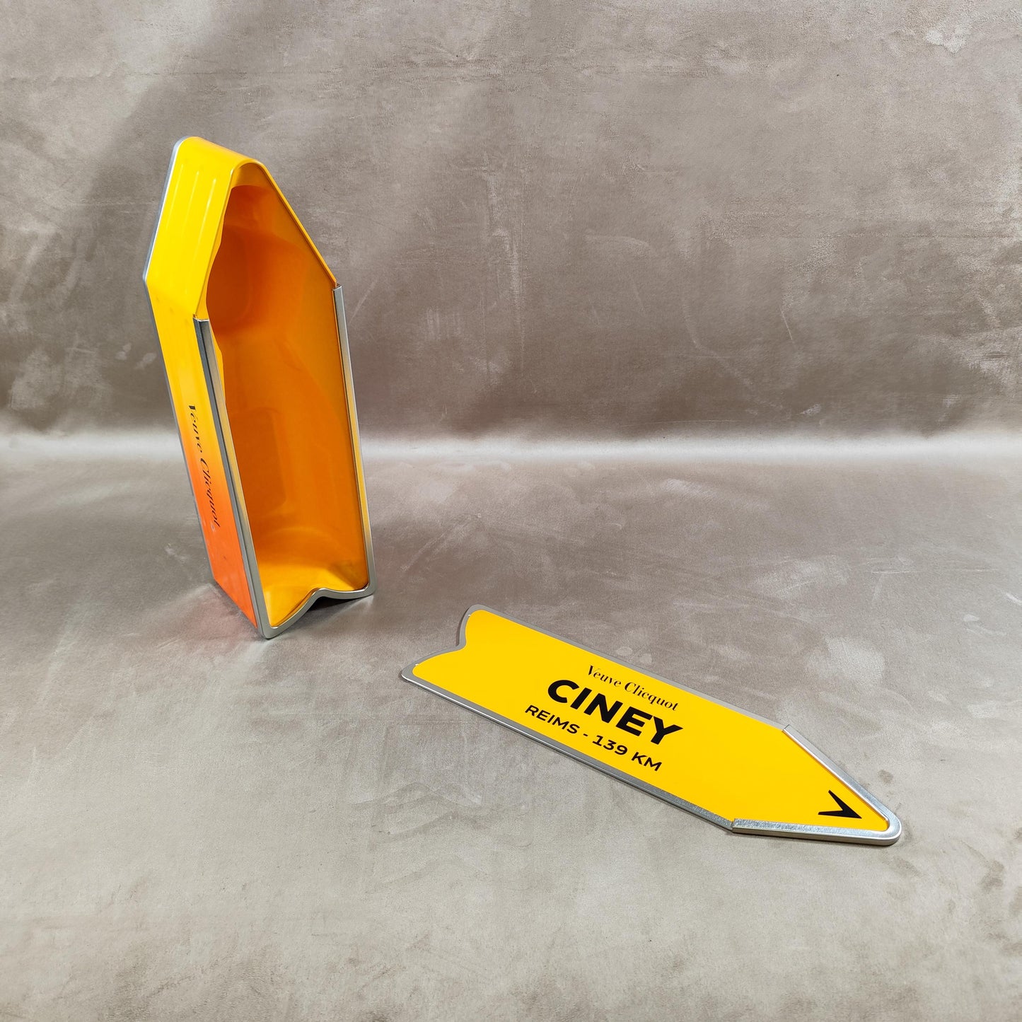 RARE Veuve Clicquot boite en métal "Follow Your Sun" panneau flèche CINEY Made in France Vintage 1990