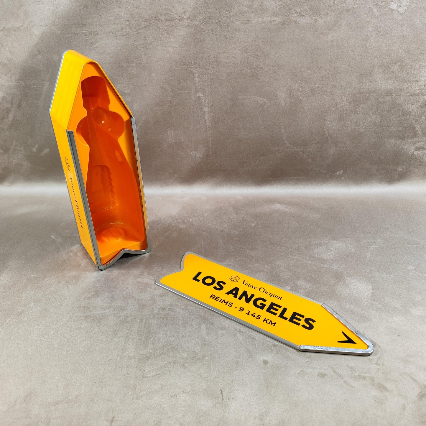 RARE Veuve Clicquot boite en métal orange panneau flèche LOS ANGELES Made in France Vintage 1990