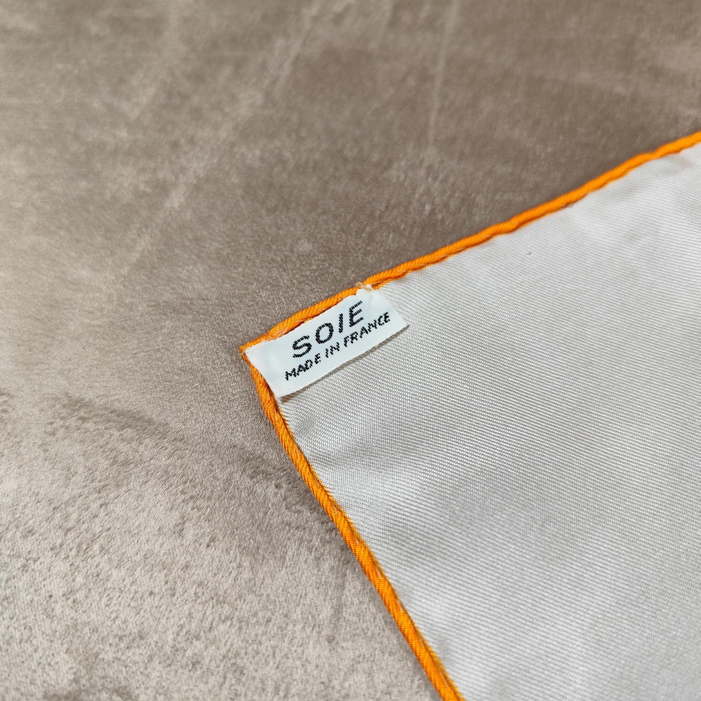 Foulard en soie Champagne Veuve Clicquot par Pierre Balmain Made in France Vintage 1970