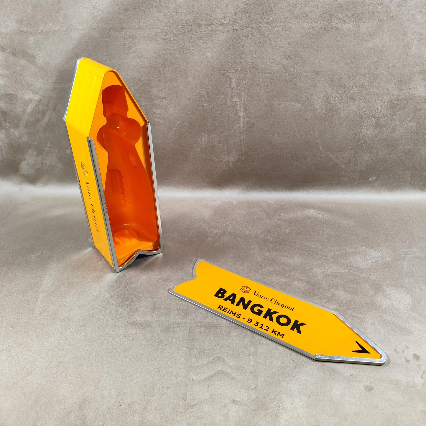 RARE Veuve Clicquot boite en métal orange panneau flèche BANGKOK Made in France Vintage 1990