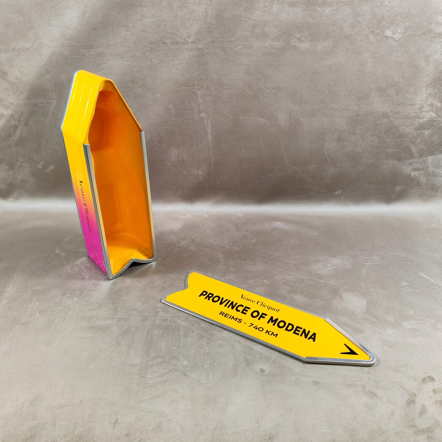 RARE Veuve Clicquot boite en métal "Follow Your Sun" panneau flèche PROVINCE of MODENA Made in France Vintage 1990