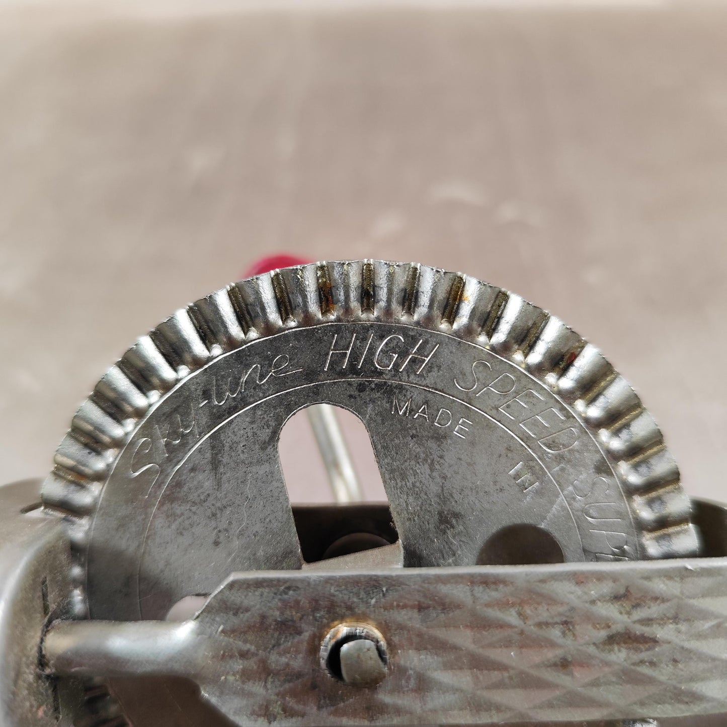 Batteur à œuf à manche en bois Made in France Vintage 1950