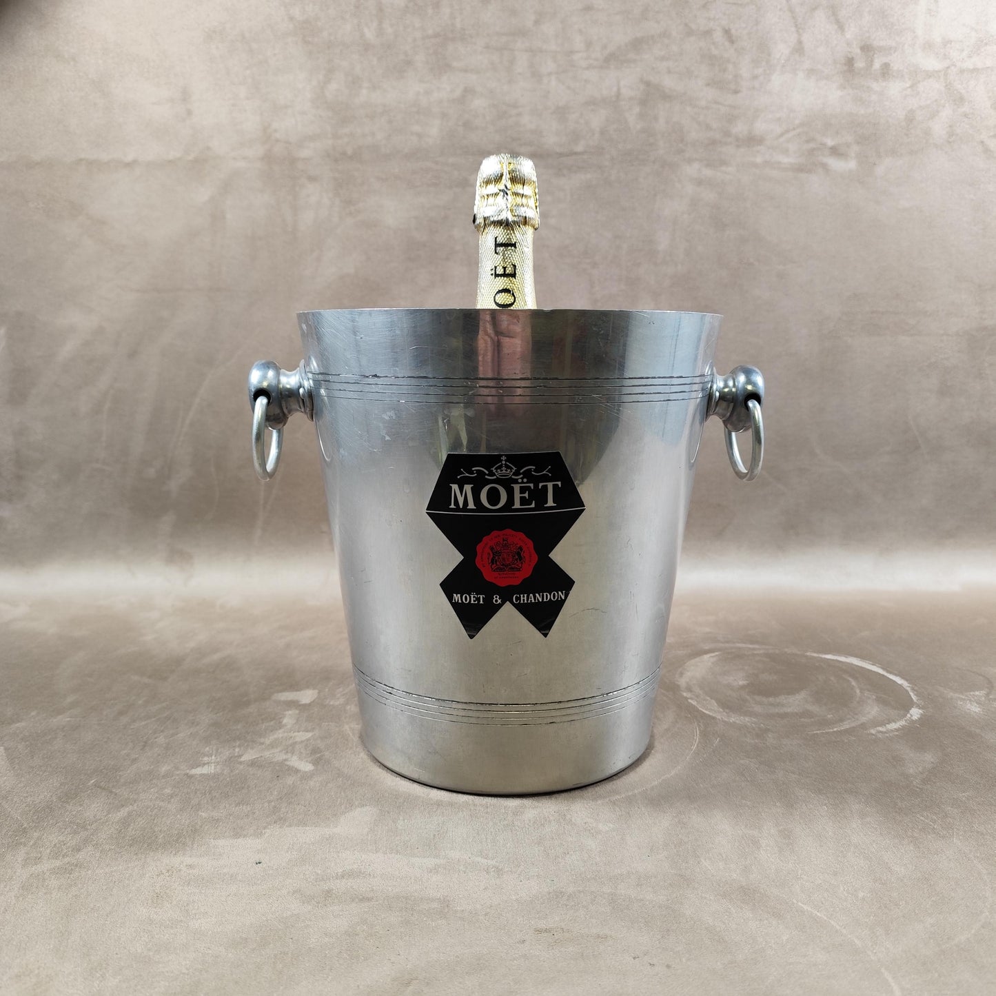 Seau à champagne Moët & Chandon vintage en aluminium Logo noir et rouge Modèle ancien
