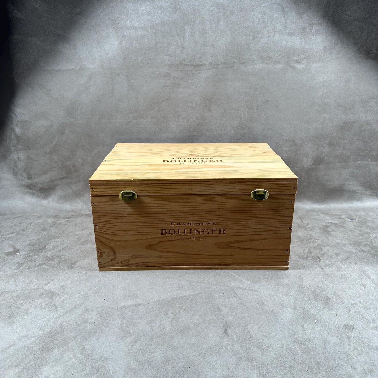 Caisse en bois pour  bouteilles de champagne Bollinger Made in France Années 1990