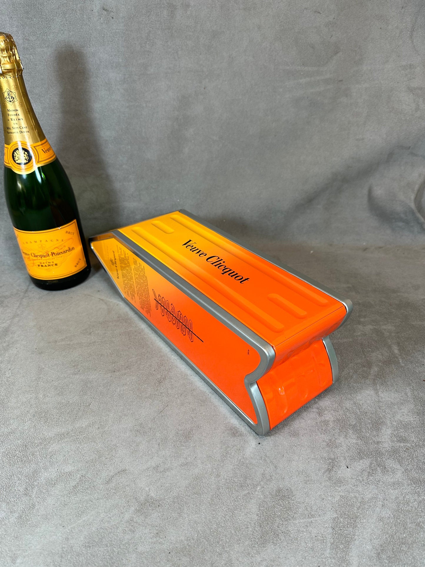 RARE Veuve Clicquot boite en métal panneau flèche orange Arrow box Année 1990