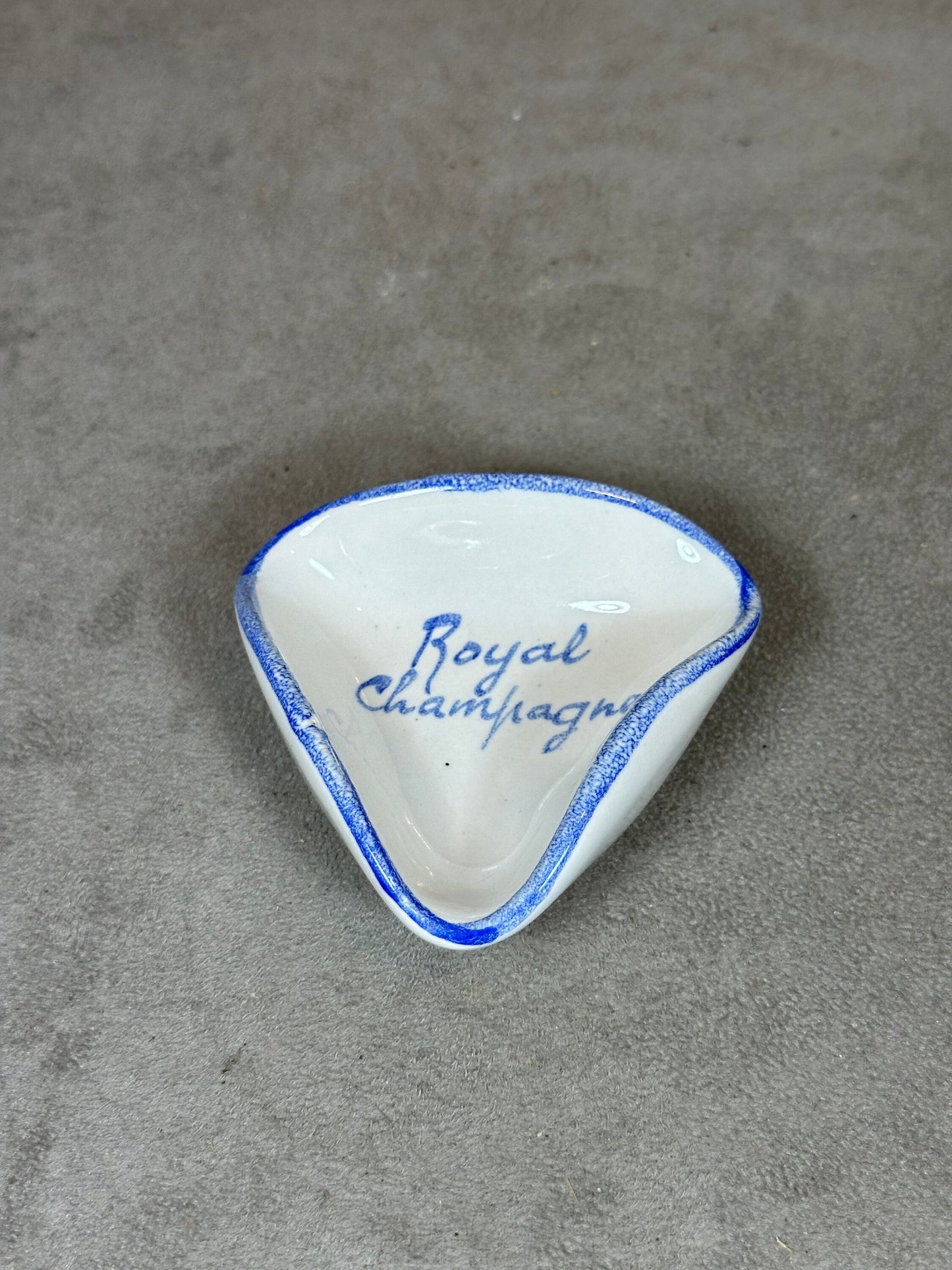 Cendrier du Royal Champagne de Champillon Epernay en faience blanche et bleu Villenauxe Made in France 1980