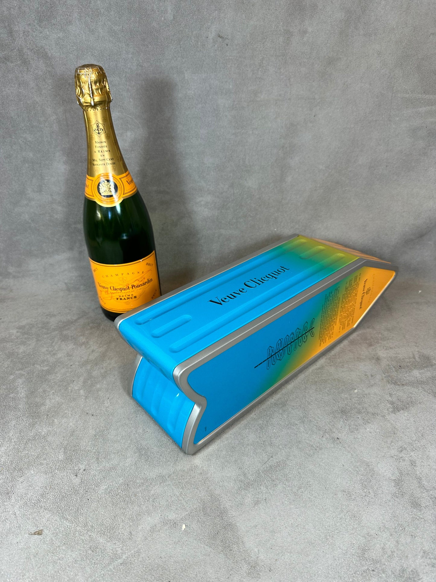 SELTENE Veuve Clicquot Metallbox mit orangefarbener und blauer Pfeiltafel Pfeilbox Jahr 1990