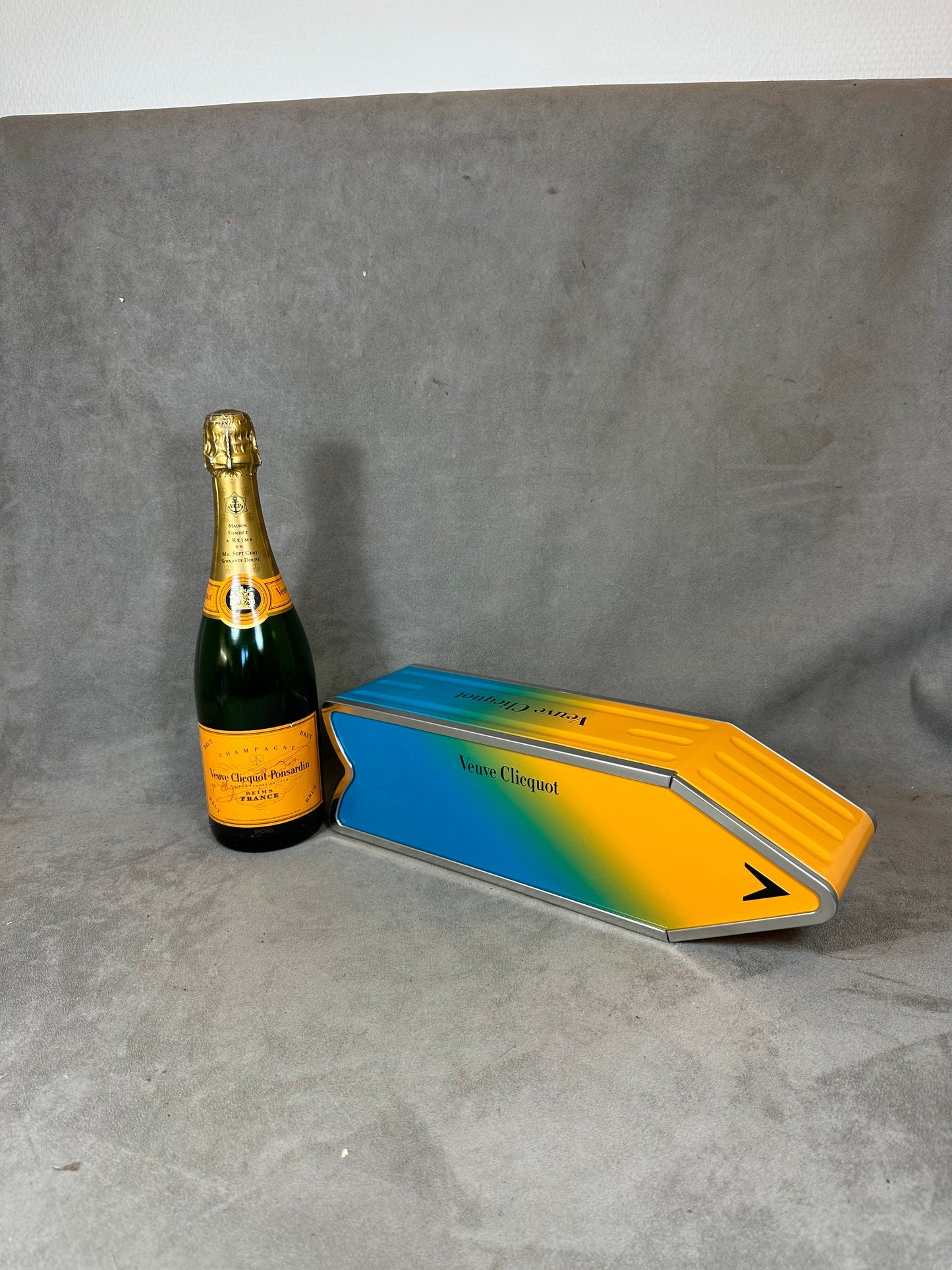 RARE Veuve Clicquot boite en métal panneau flèche orange et bleu  Arrow box Année 1990