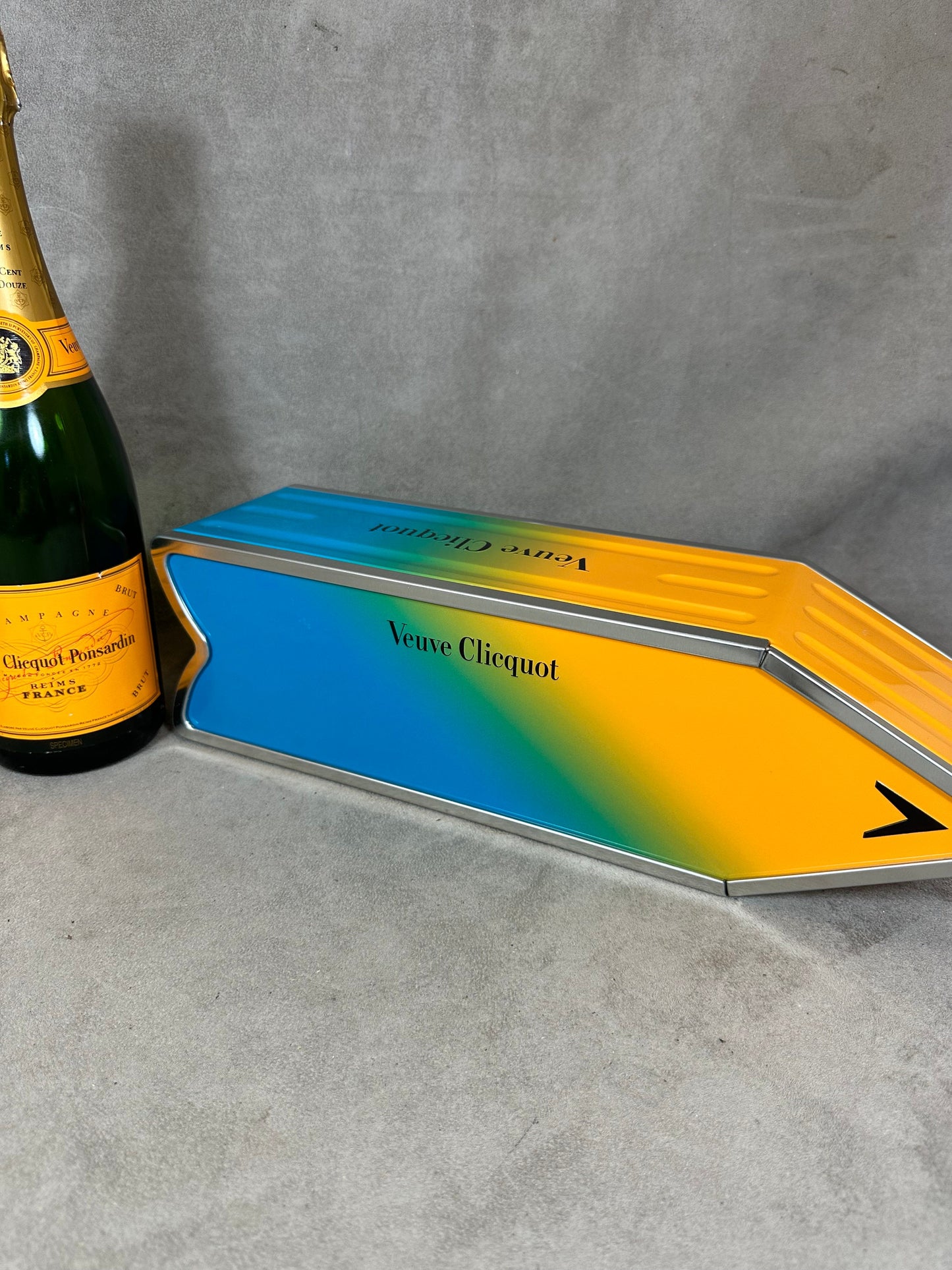 SELTENE Veuve Clicquot Metallbox mit orangefarbener und blauer Pfeiltafel Pfeilbox Jahr 1990