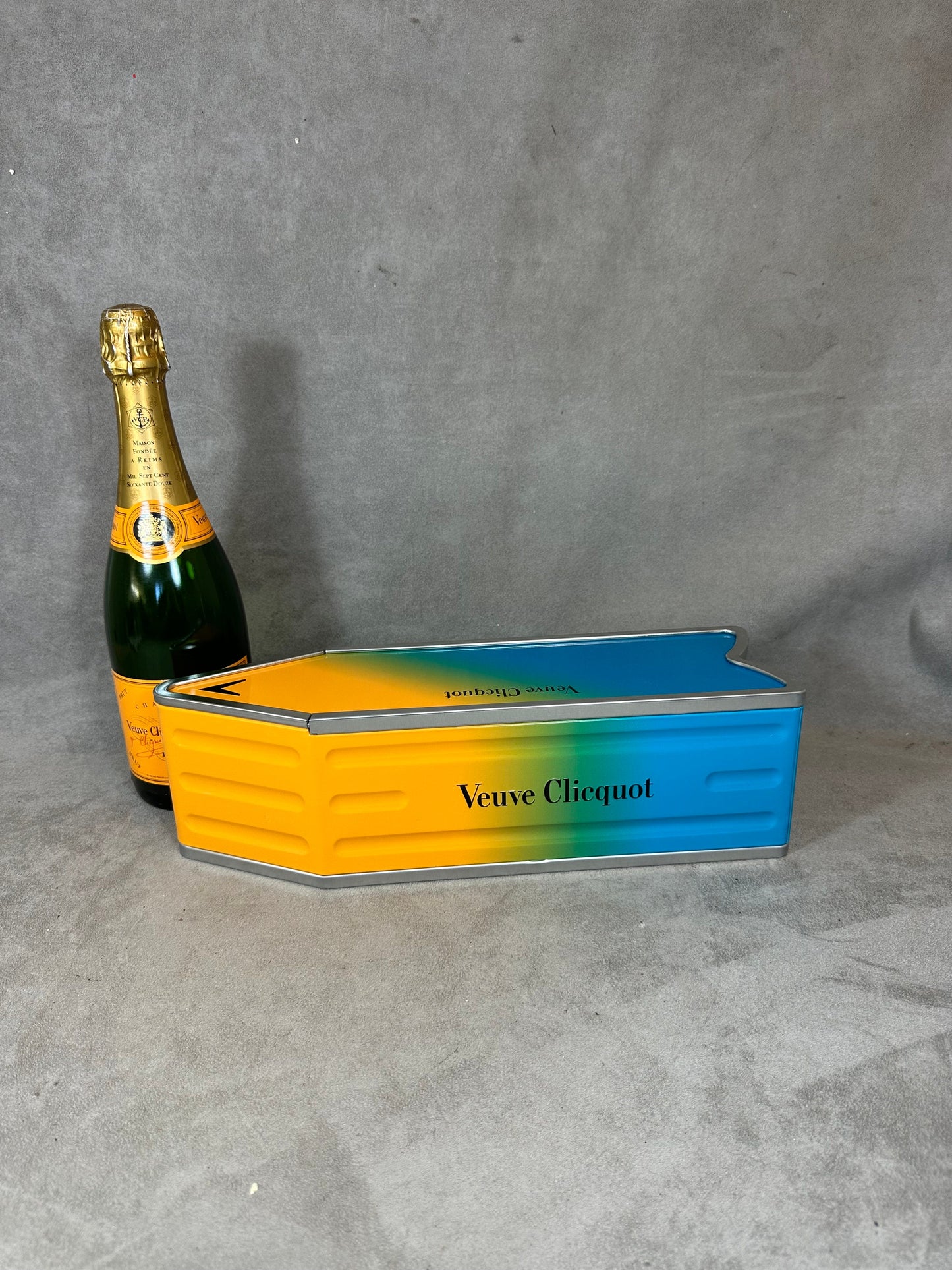 SELTENE Veuve Clicquot Metallbox mit orangefarbener und blauer Pfeiltafel Pfeilbox Jahr 1990