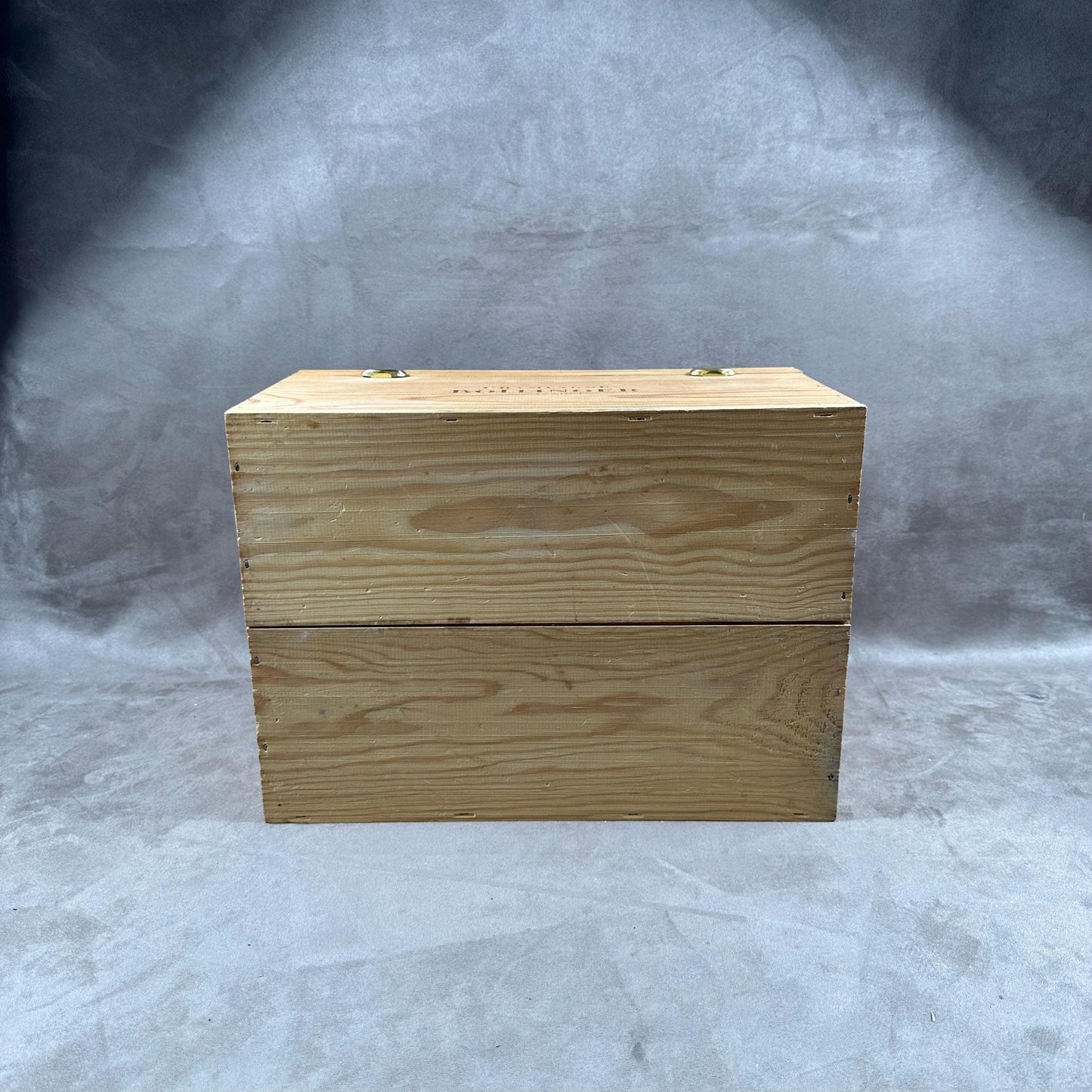 Caisse en bois pour  bouteilles de champagne Bollinger Made in France Années 1990