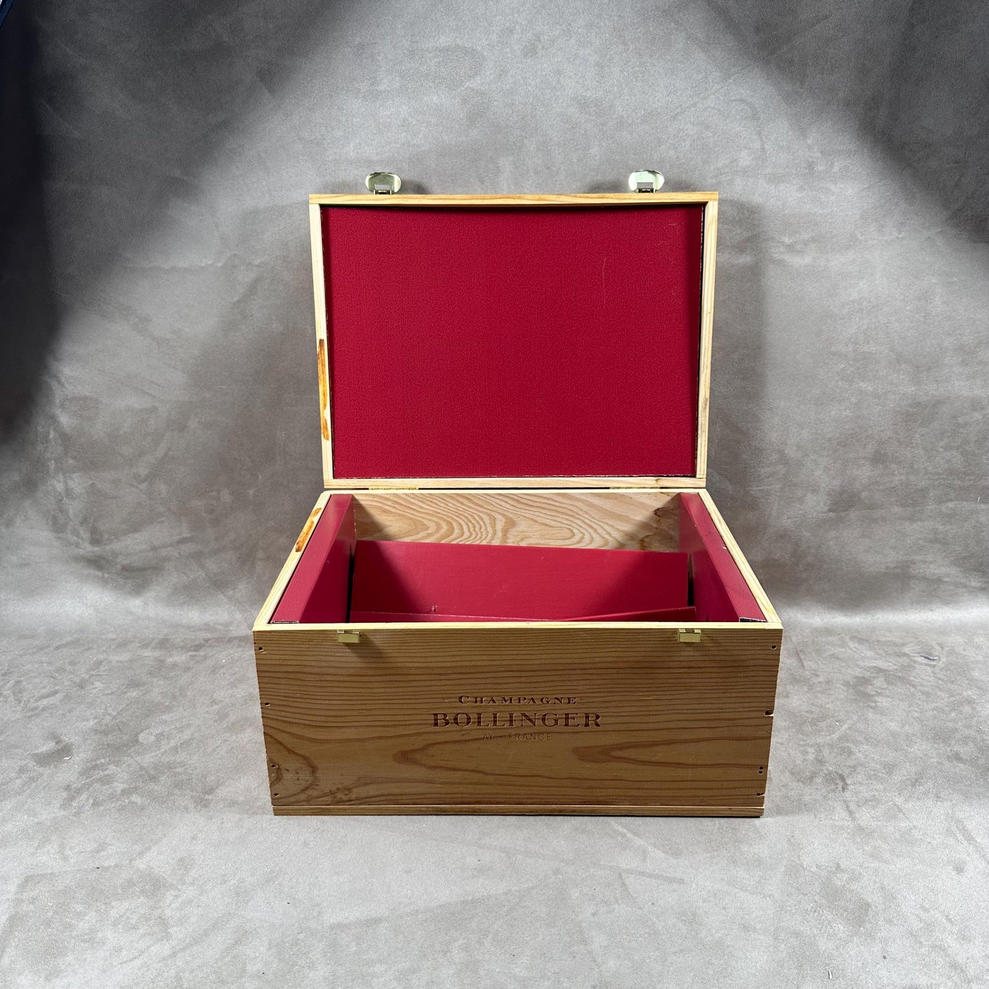 Caisse en bois pour  bouteilles de champagne Bollinger Made in France Années 1990