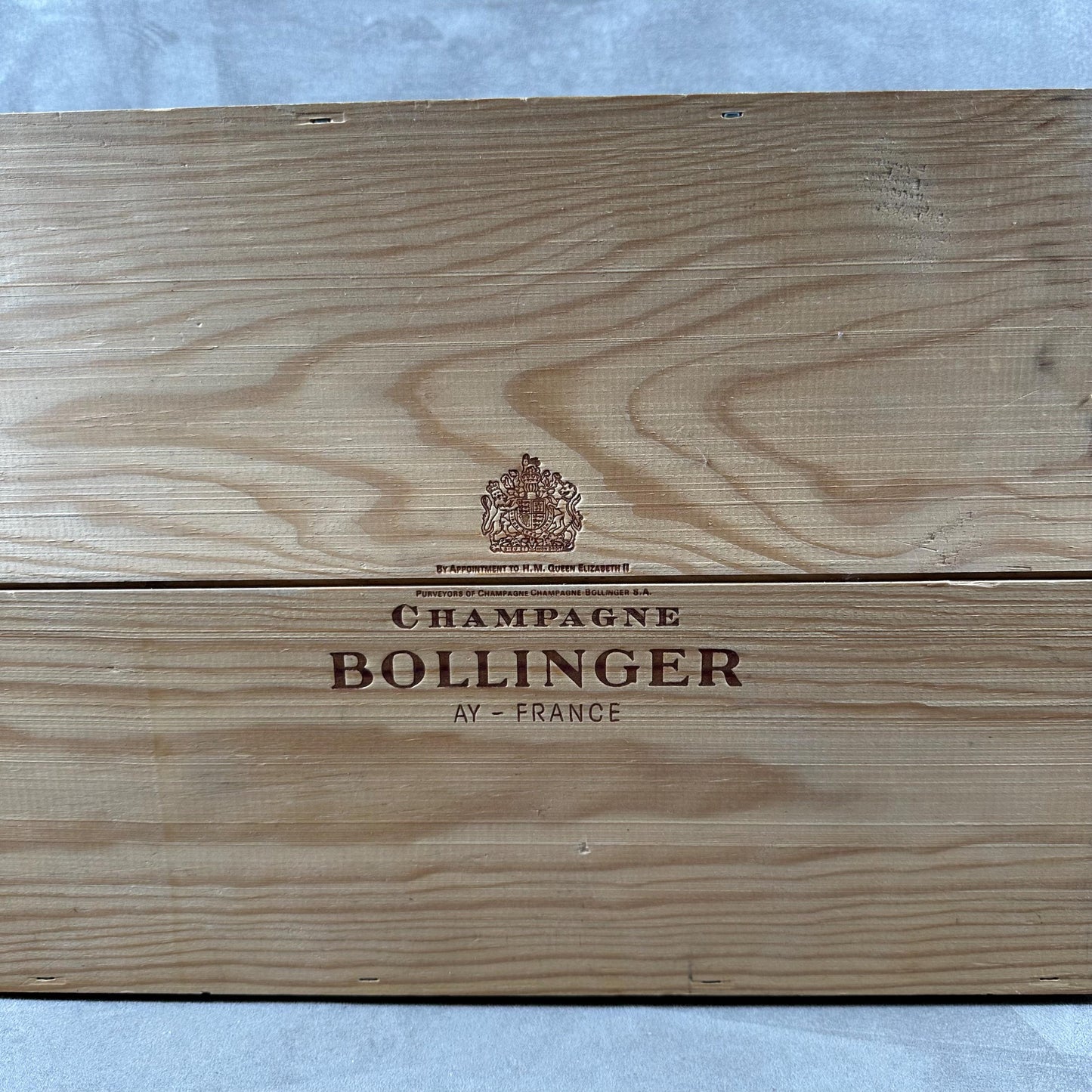 Caisse en bois pour  bouteilles de champagne Bollinger Made in France Années 1990