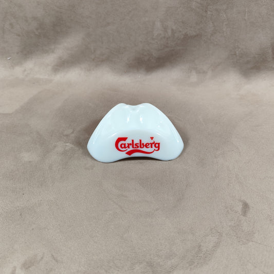 Vintage Carlsberg dreieckiger Werbeaschenbecher aus weißem Glas Made in France