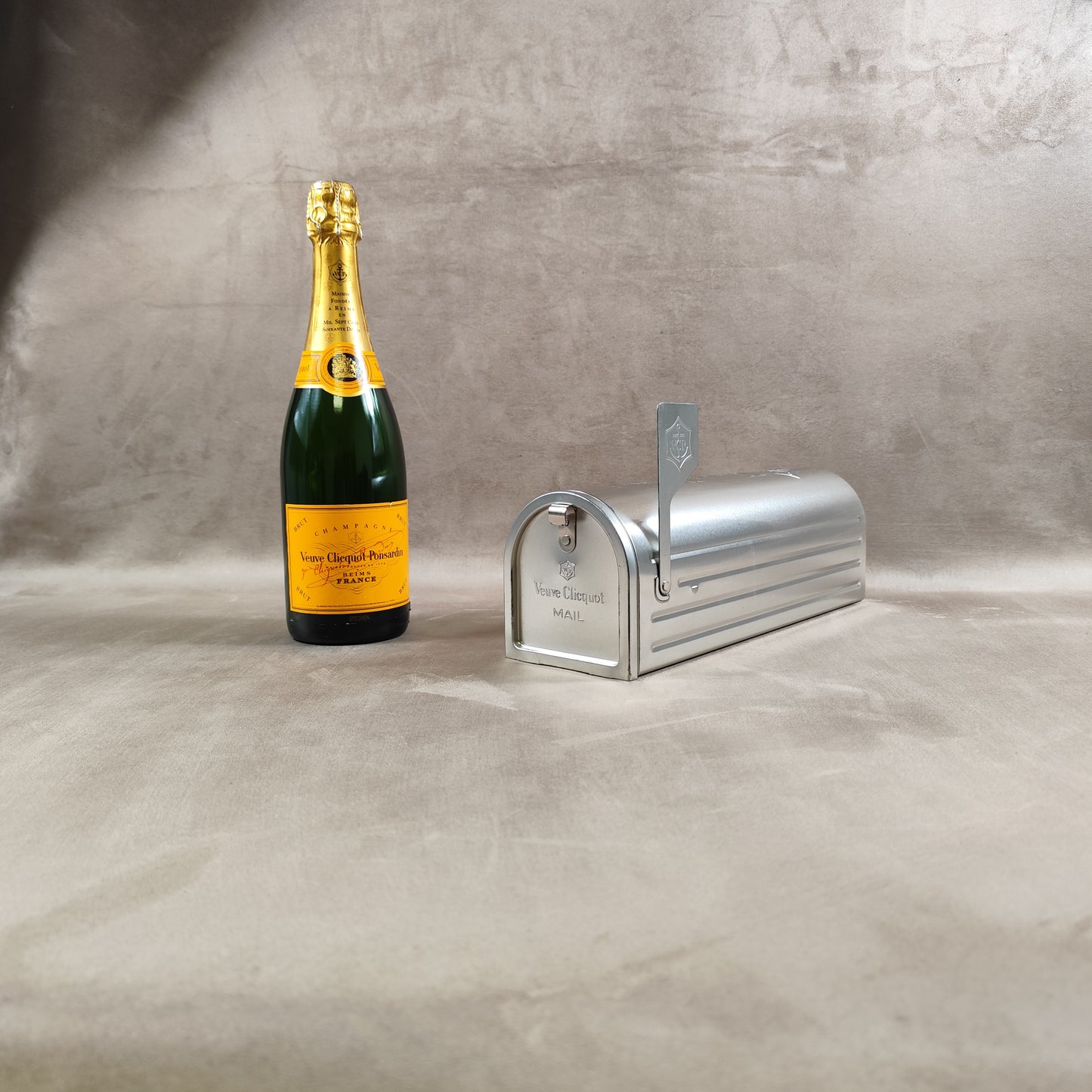 RARE Veuve Clicquot boite métal en forme de boite lettre US pour bouteille de champagne Veuve Clicquot Made in France
