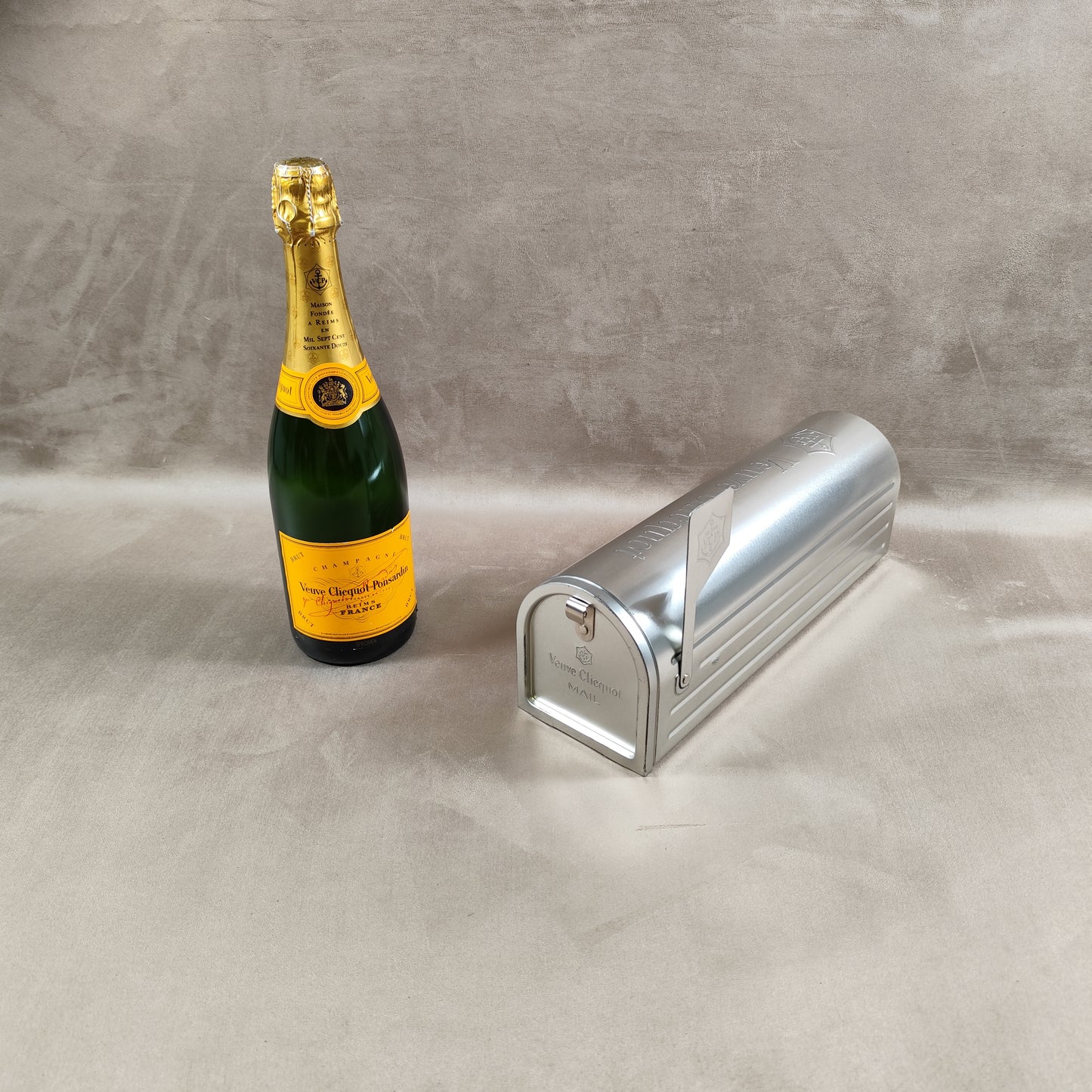 RARE Veuve Clicquot boite métal en forme de boite lettre US pour bouteille de champagne Veuve Clicquot Made in France