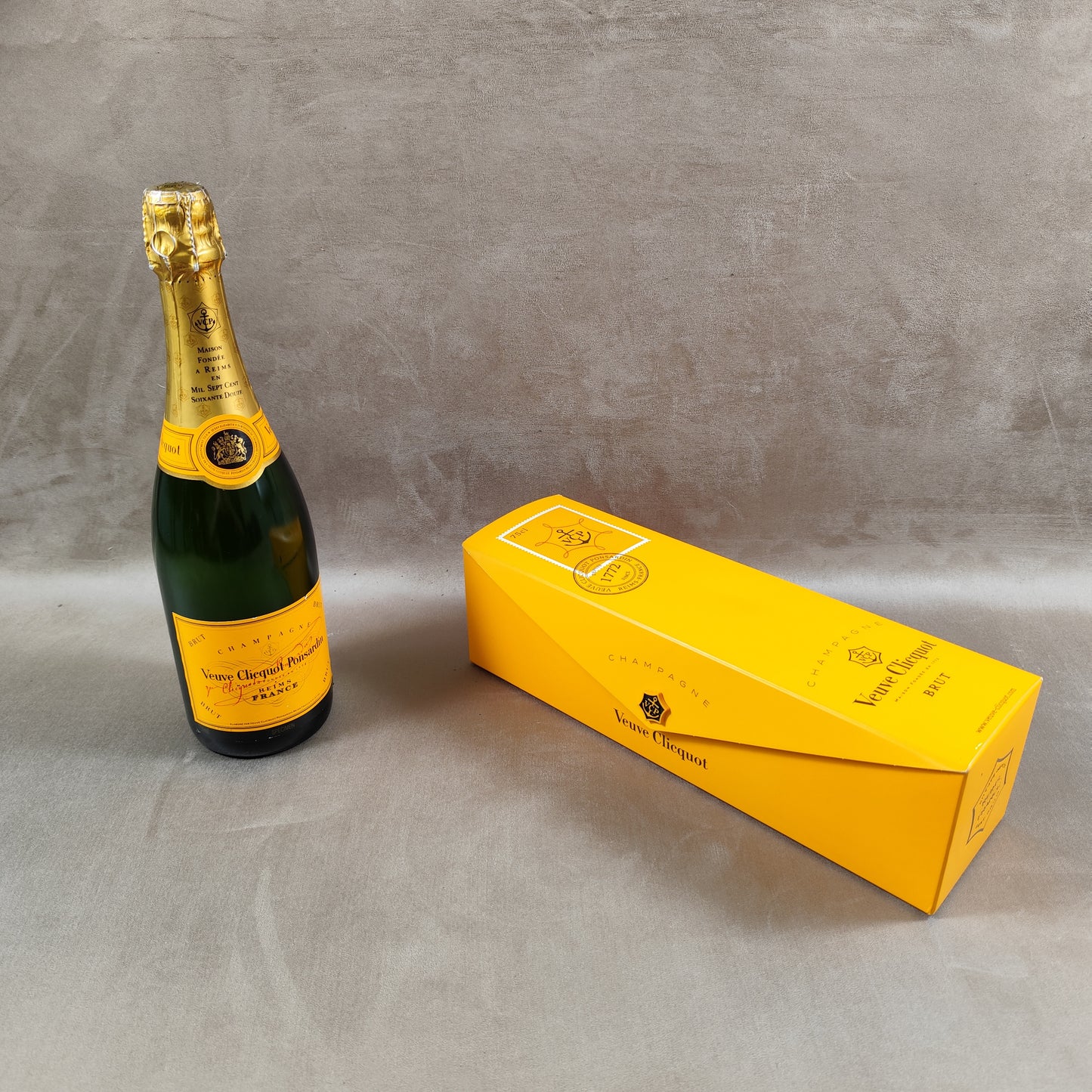 Veuve Clicquot porte bouteille Etui de bouteille de champagne en forme d'enveloppe géante Ponsardin Années 1990