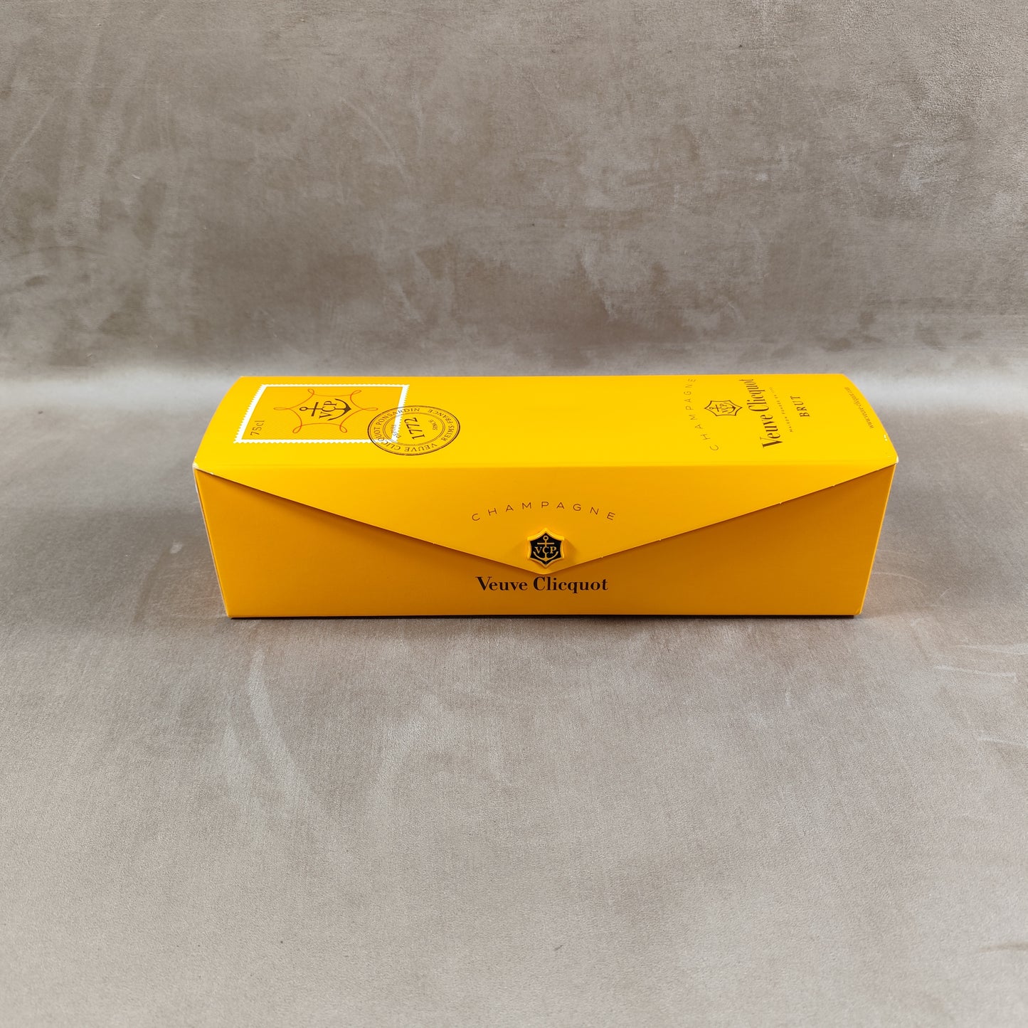 Veuve Clicquot porte bouteille Etui de bouteille de champagne en forme d'enveloppe géante Ponsardin Années 1990