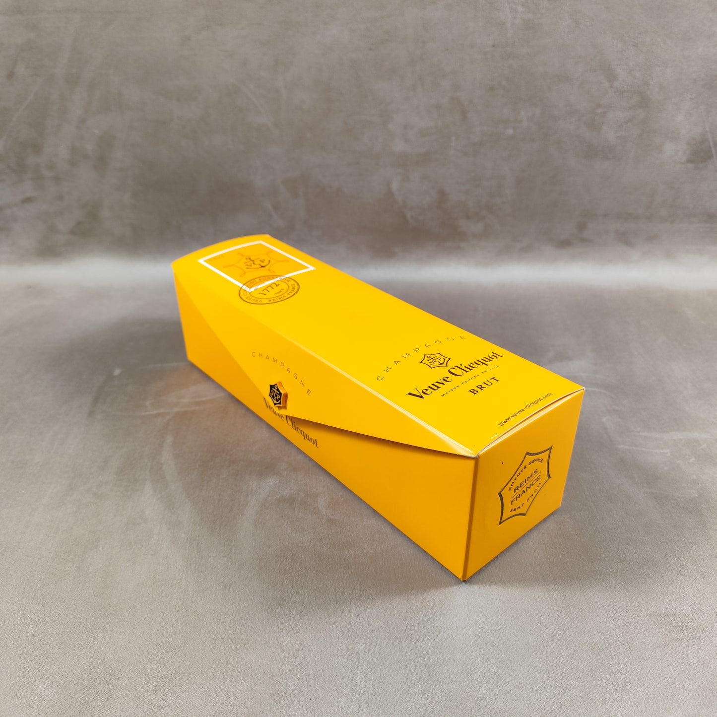 Veuve Clicquot porte bouteille Etui de bouteille de champagne en forme d'enveloppe géante Ponsardin Années 1990