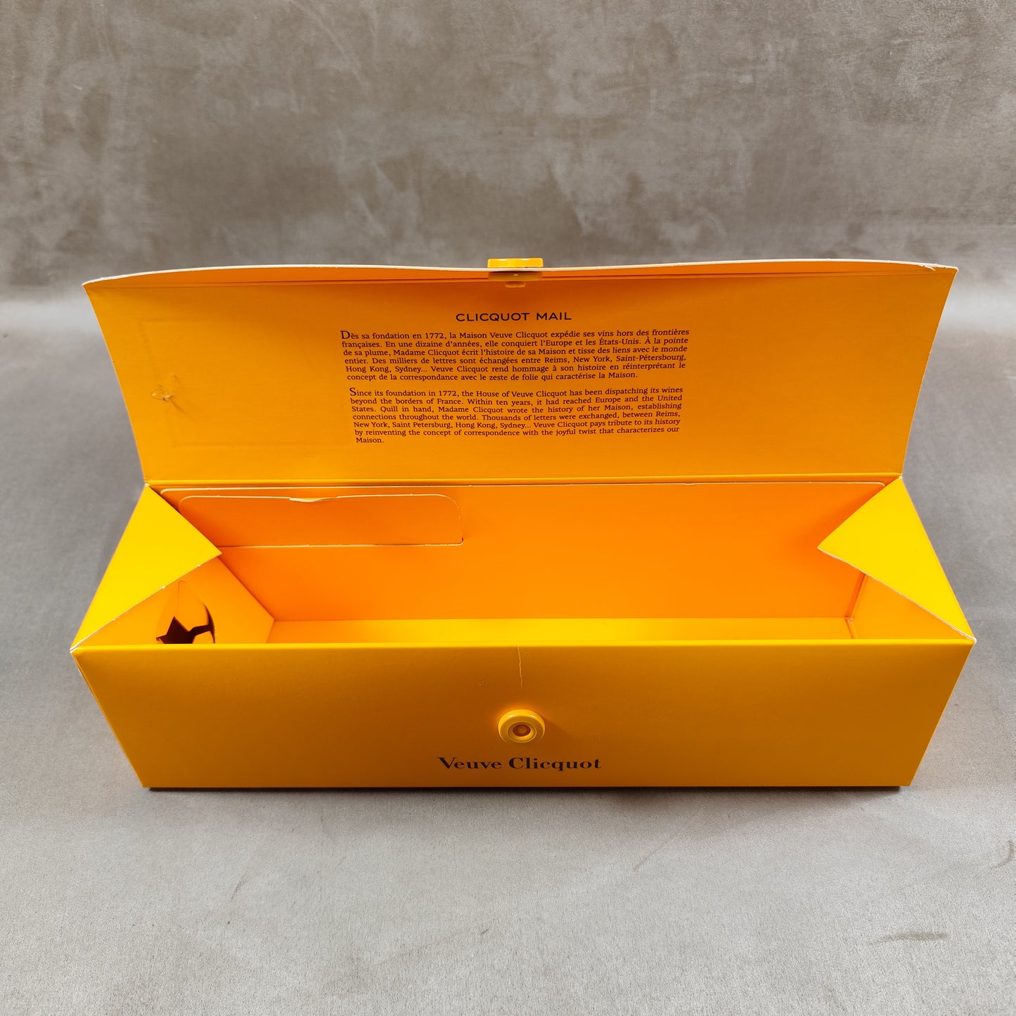 Veuve Clicquot porte bouteille Etui de bouteille de champagne en forme d'enveloppe géante Ponsardin Années 1990