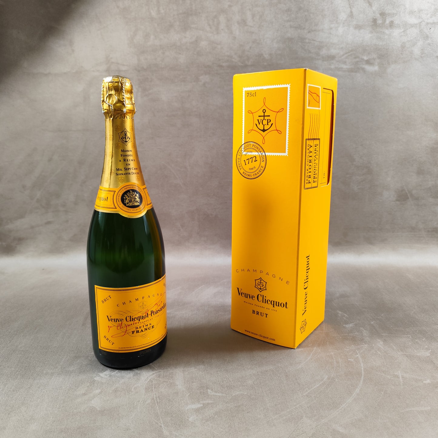 Veuve Clicquot porte bouteille Etui de bouteille de champagne en forme d'enveloppe géante Ponsardin Années 1990
