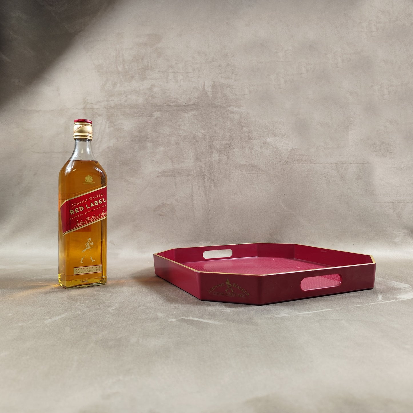 Plateau de Service Johnnie Walker en plastique rouge  Made in France Vintage 1980