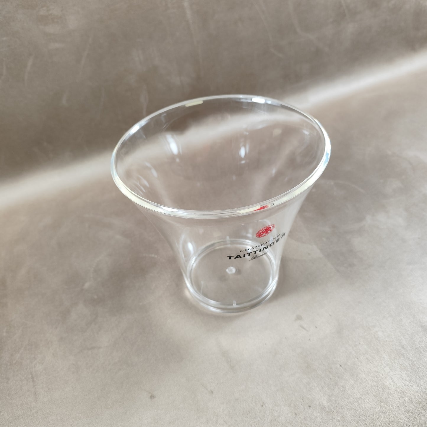 Taittinger Vintage Champagnerkühler aus transparentem Kunststoff. Hergestellt in Frankreich.