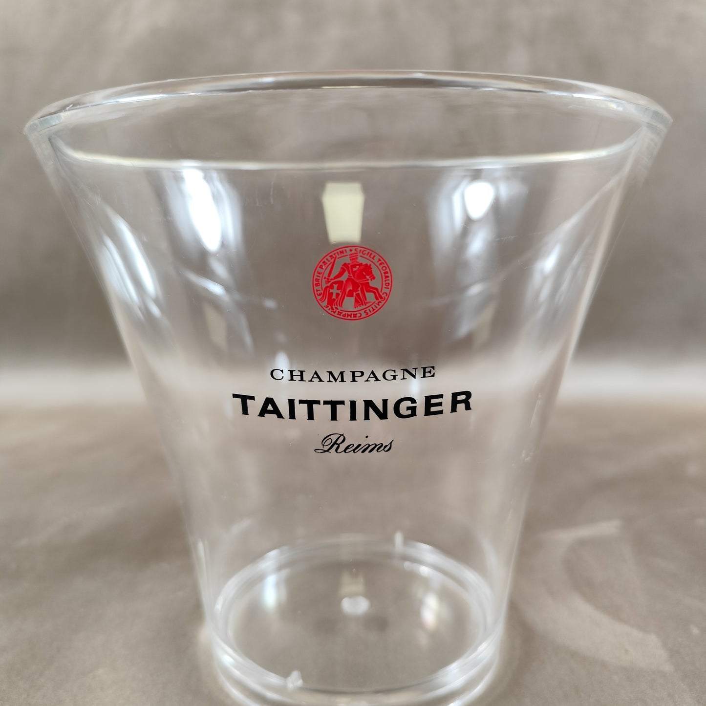 Taittinger Vintage Champagnerkühler aus transparentem Kunststoff. Hergestellt in Frankreich.