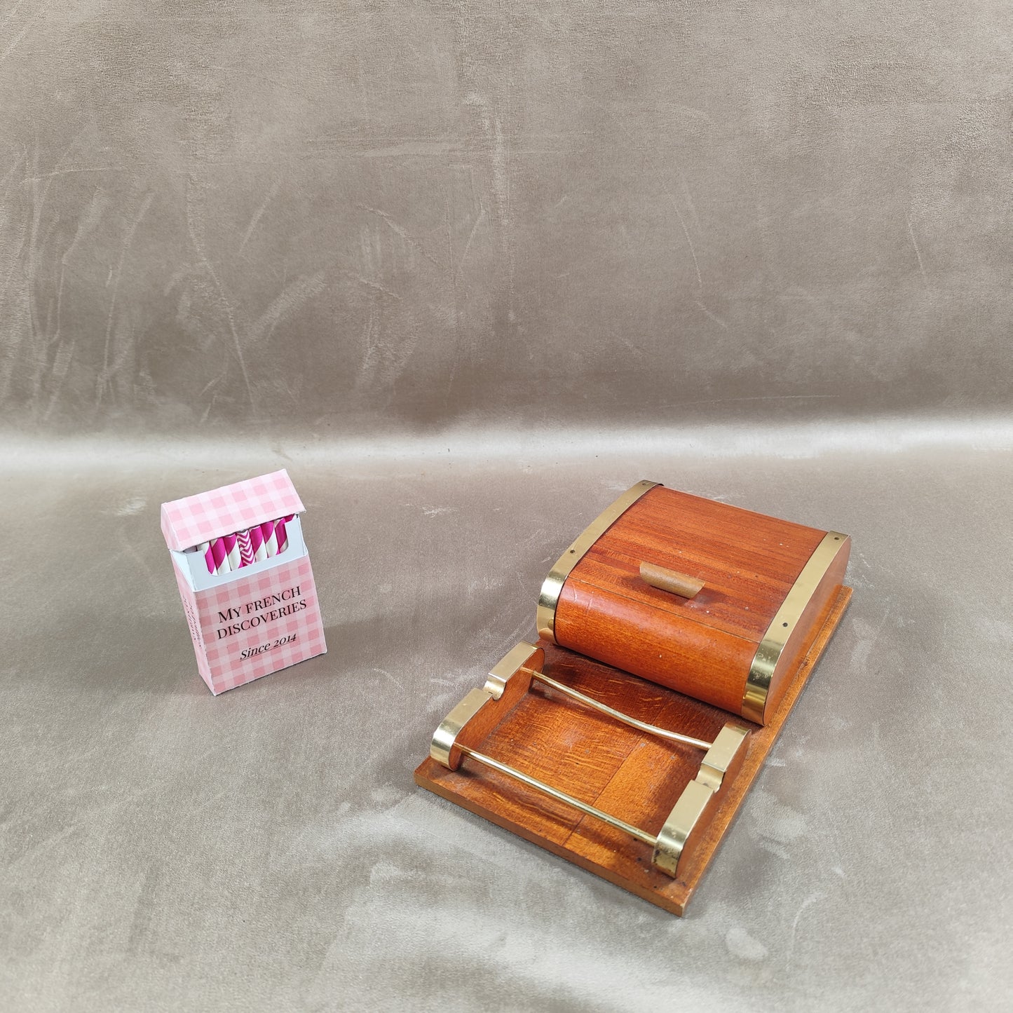 Zigarettenschachtelspender aus Holz mit Vintage-Aschenbecher aus Glas. Hergestellt in Frankreich.