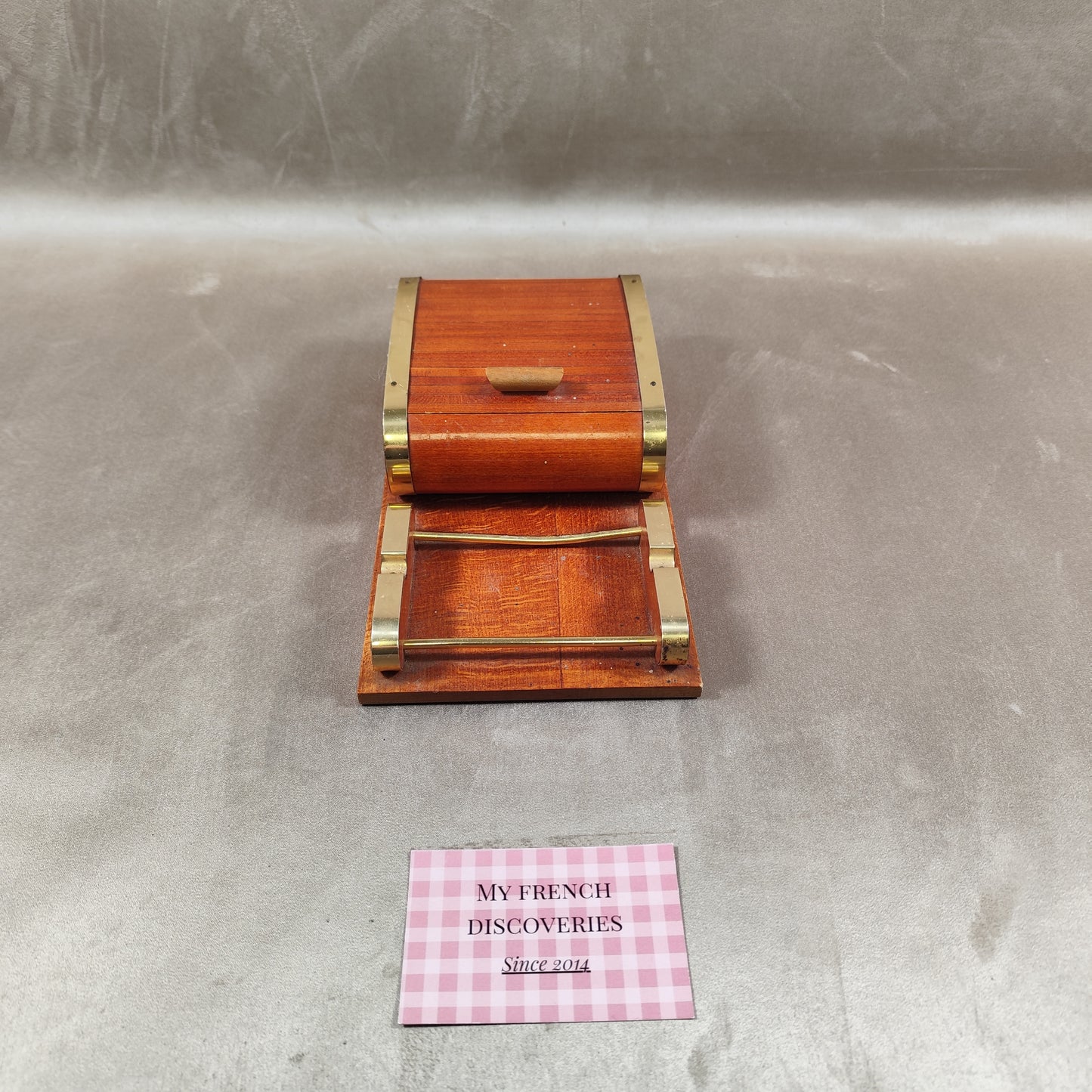 Zigarettenschachtelspender aus Holz mit Vintage-Aschenbecher aus Glas. Hergestellt in Frankreich.