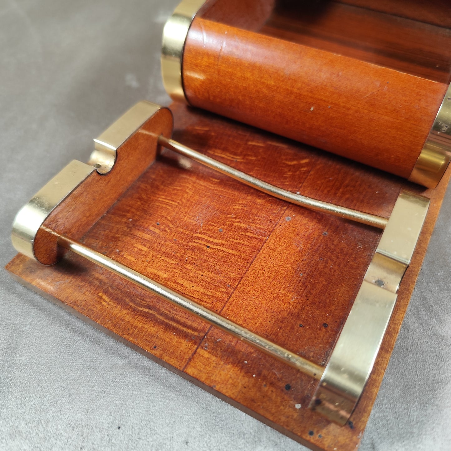 Zigarettenschachtelspender aus Holz mit Vintage-Aschenbecher aus Glas. Hergestellt in Frankreich.