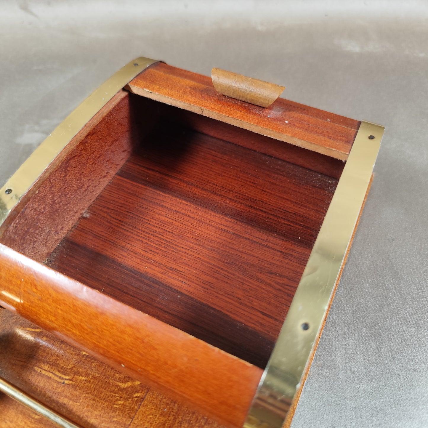 Zigarettenschachtelspender aus Holz mit Vintage-Aschenbecher aus Glas. Hergestellt in Frankreich.