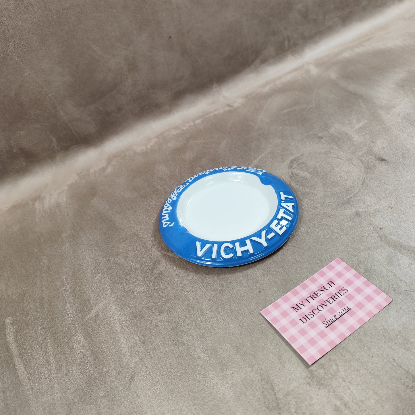 Cendrier publicitaire Vichy Célestins en porcelaine – C’est l’instant Célestins – Vintage France