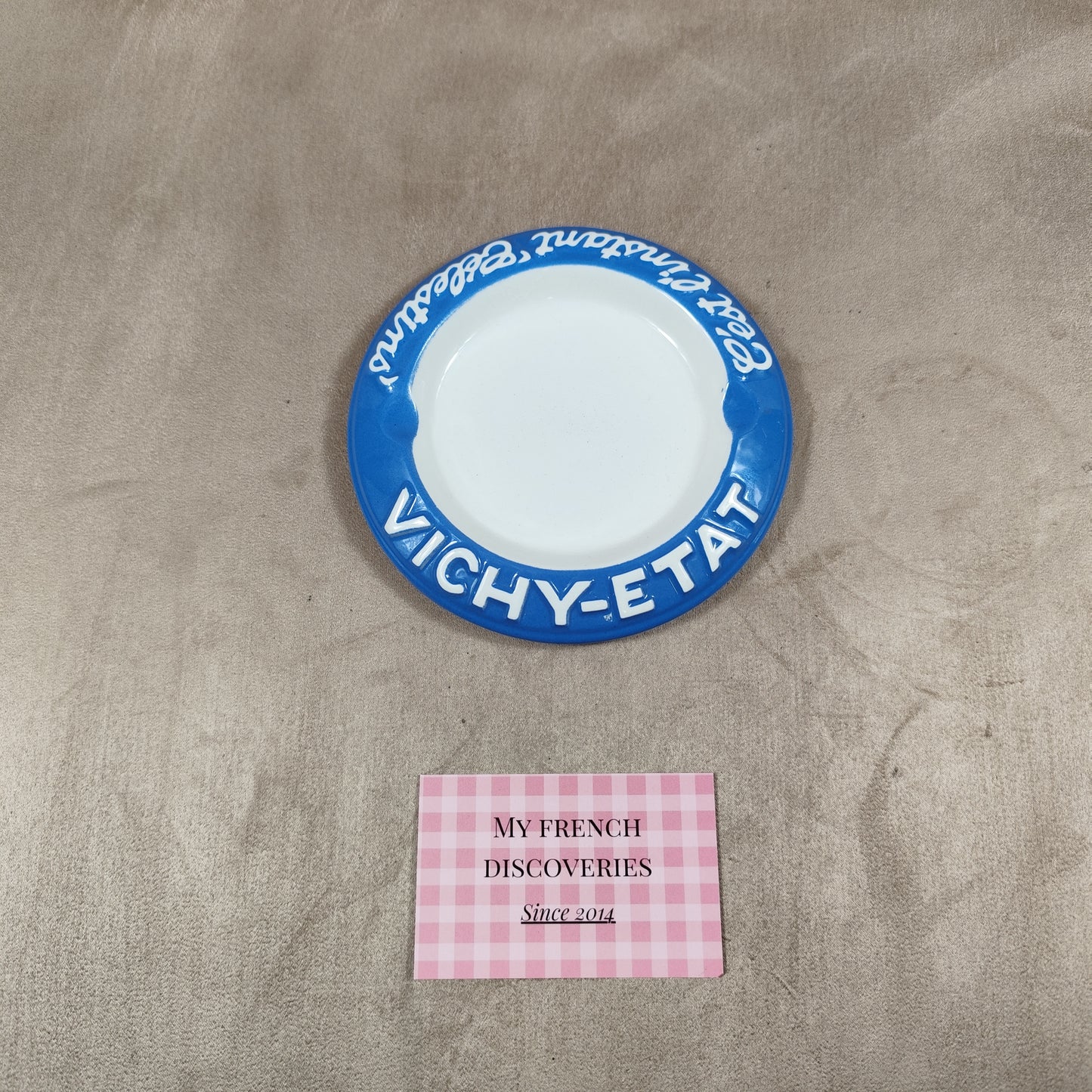 Cendrier publicitaire Vichy Célestins en porcelaine – C’est l’instant Célestins – Vintage France
