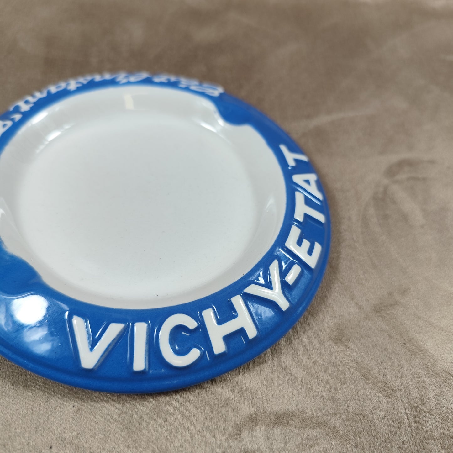Cendrier publicitaire Vichy Célestins en porcelaine – C’est l’instant Célestins – Vintage France