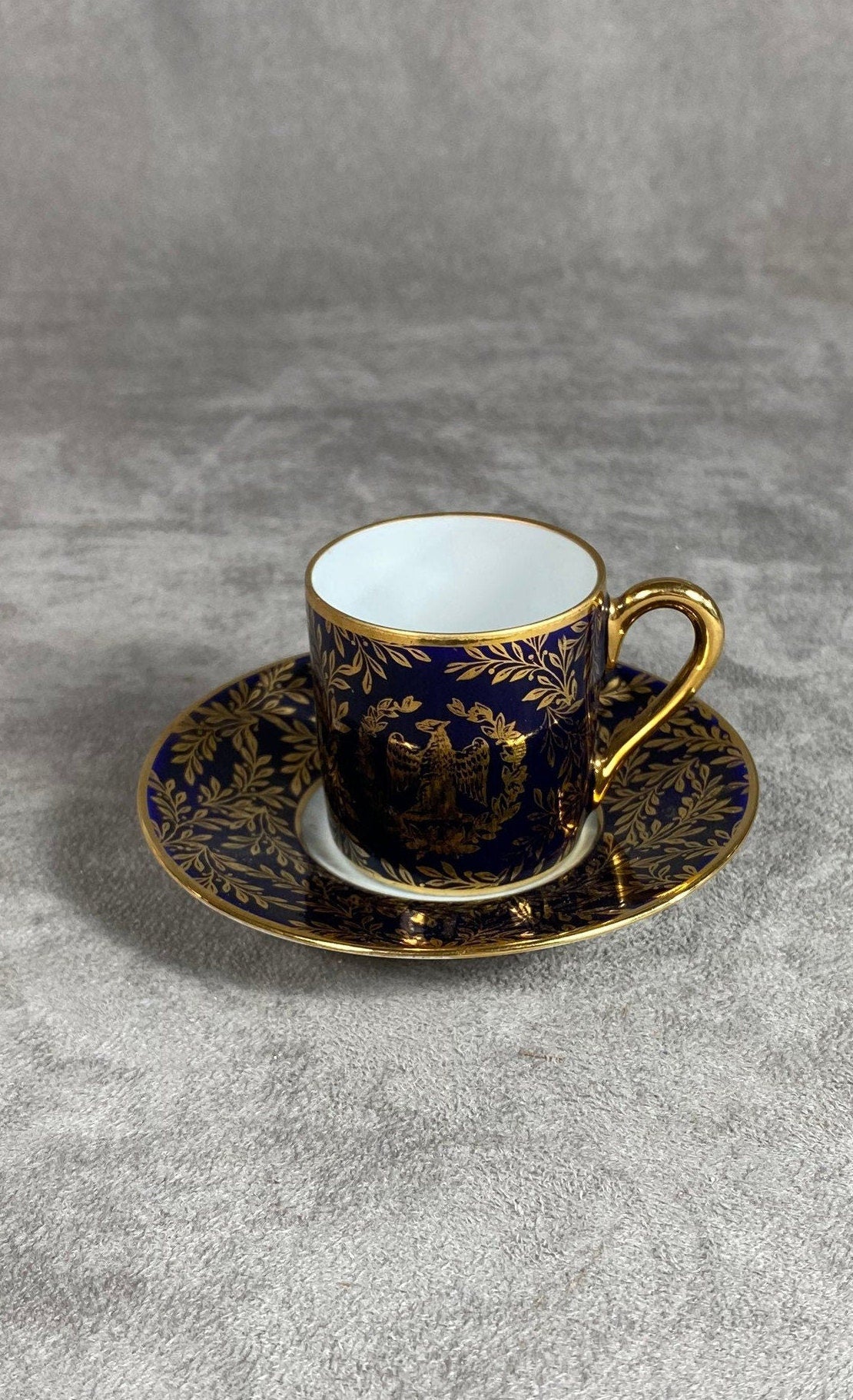 RARE Tasse et sa soucoupe en porcelaine artistique de Limoges inspiration Napoléonienne Circa 1950