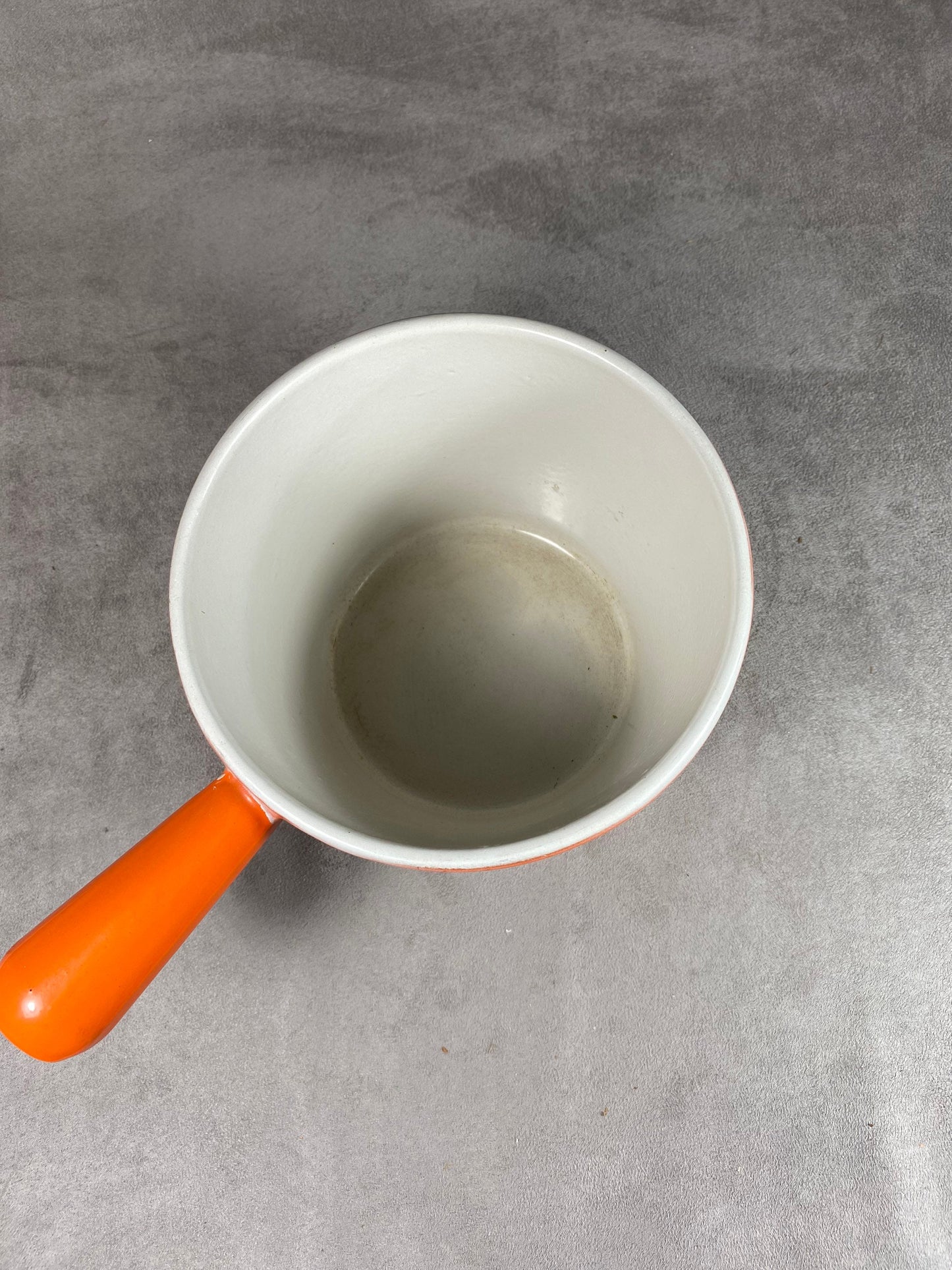 Le Creuset orange emaillierte Auflaufform aus Gusseisen mit Vintage-Griff, hergestellt in Frankreich