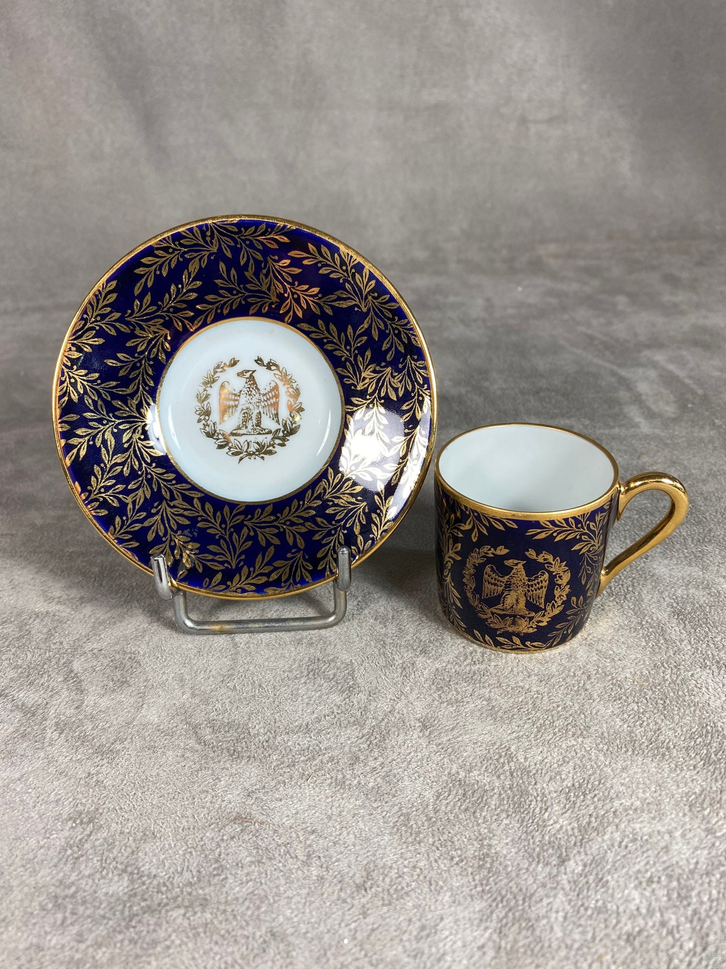 RARE Tasse et sa soucoupe en porcelaine artistique de Limoges inspiration Napoléonienne Circa 1950