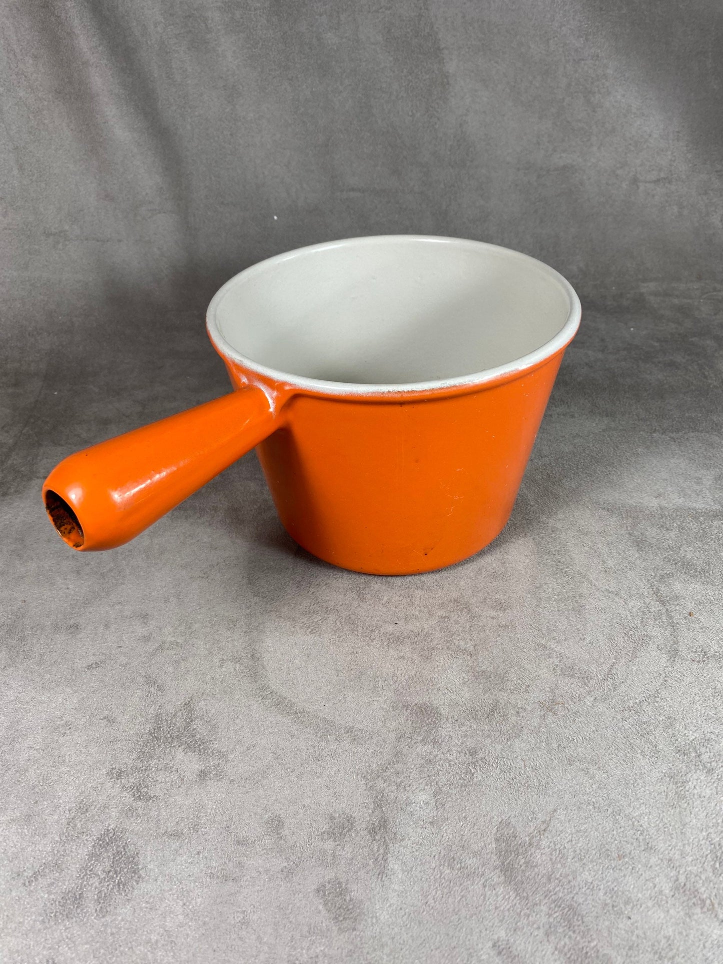 Le Creuset orange emaillierte Auflaufform aus Gusseisen mit Vintage-Griff, hergestellt in Frankreich