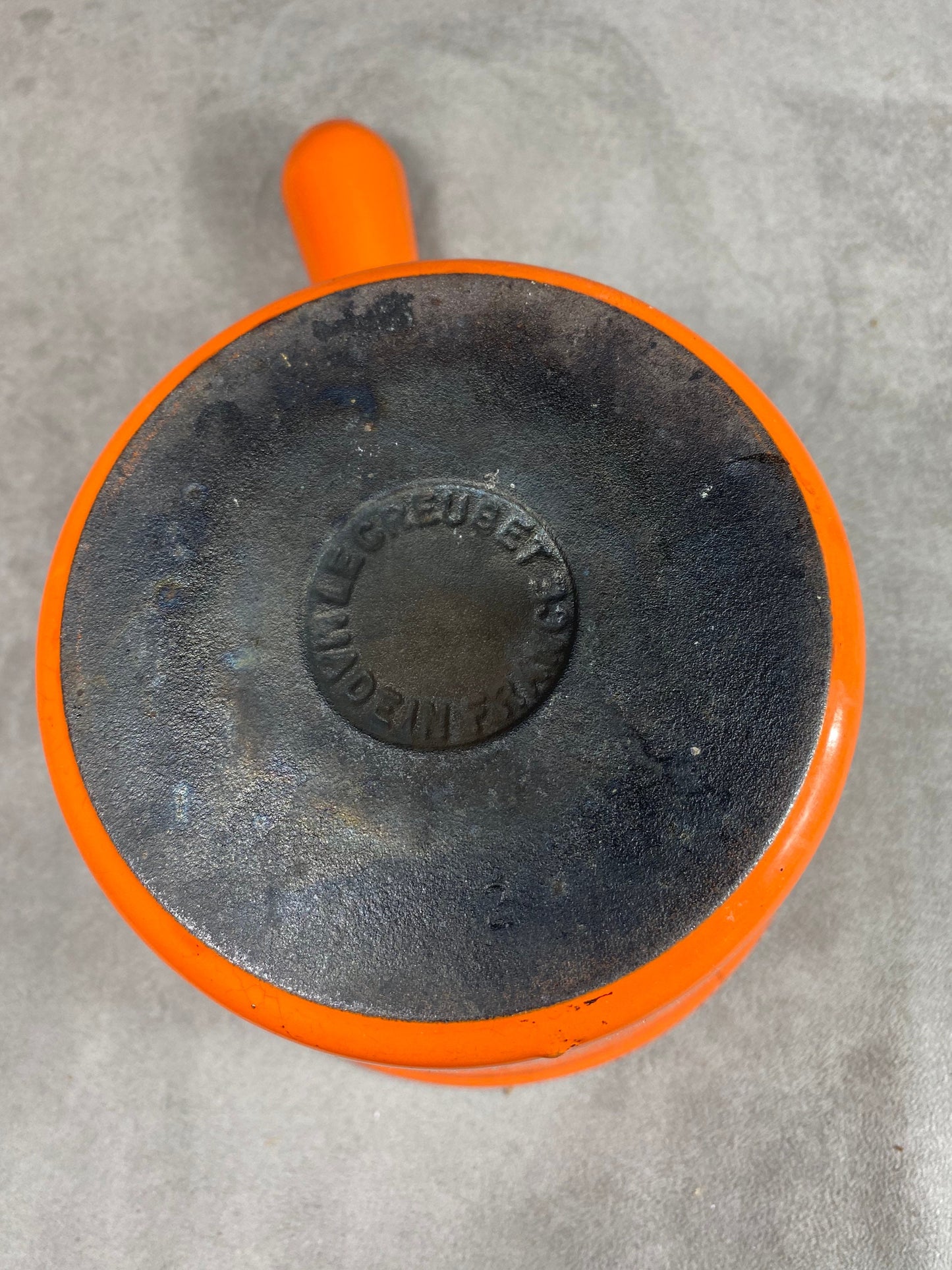 Le Creuset orange emaillierte Auflaufform aus Gusseisen mit Vintage-Griff, hergestellt in Frankreich