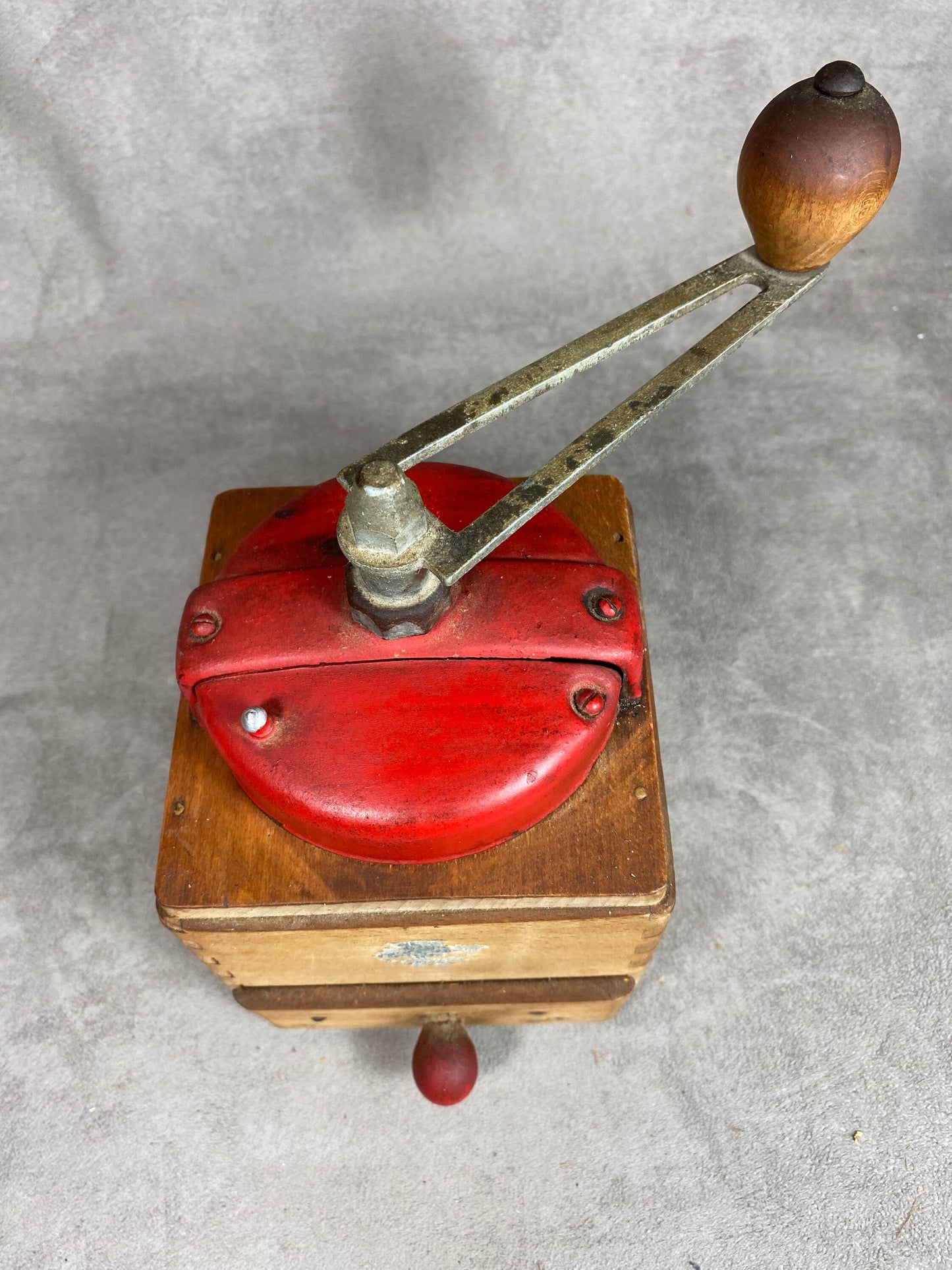 Peugeot Frères red sheet metal and wood coffee grinder EX model dated between 1947 and 1960 Shabby chic Made in France